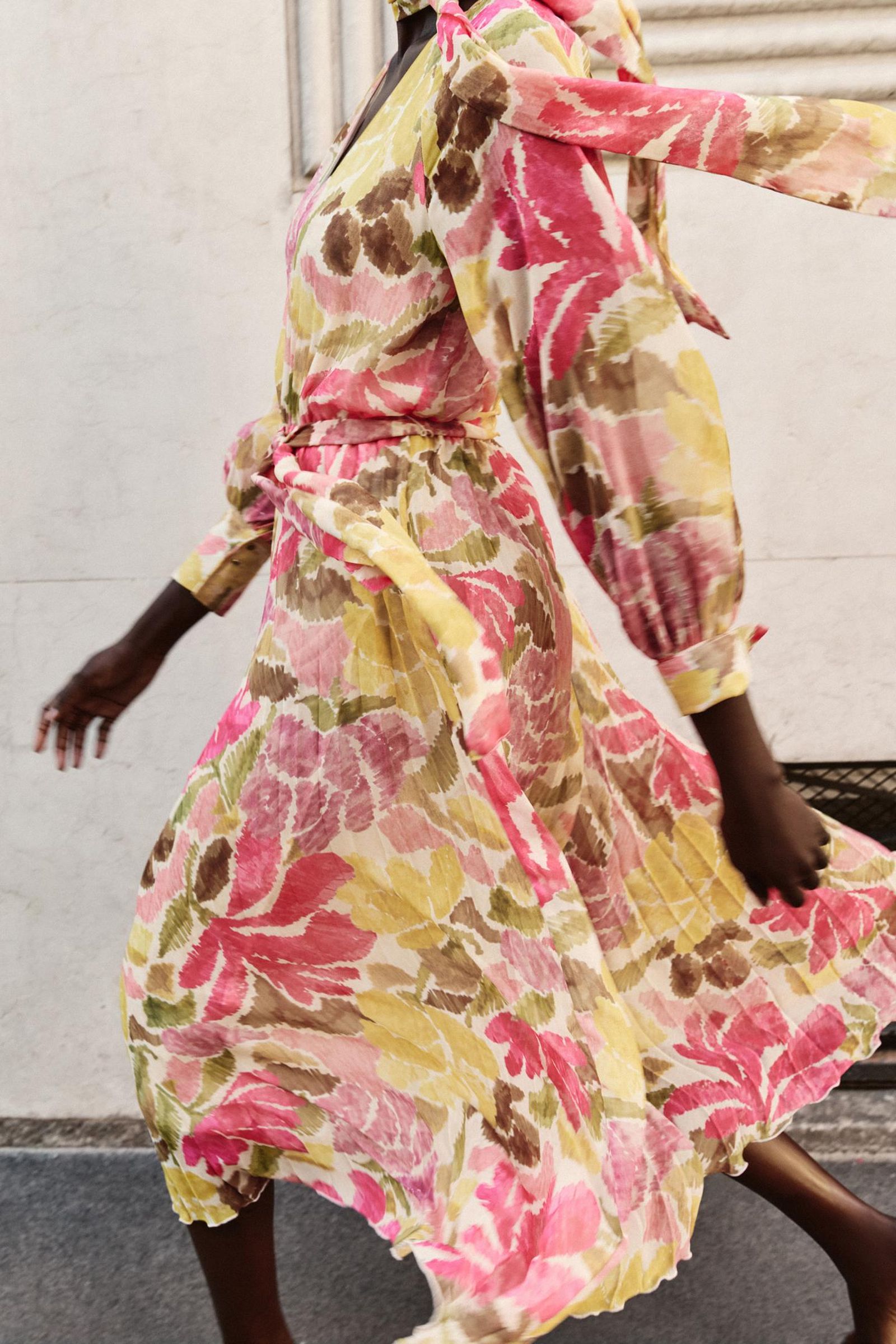 Vestido de flores de Zara.