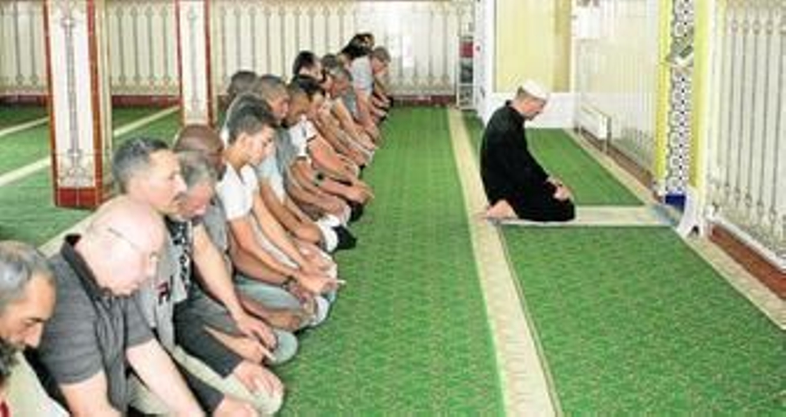 Musulmanes afincados en Almería, en el rezo de las 14:10 horas.