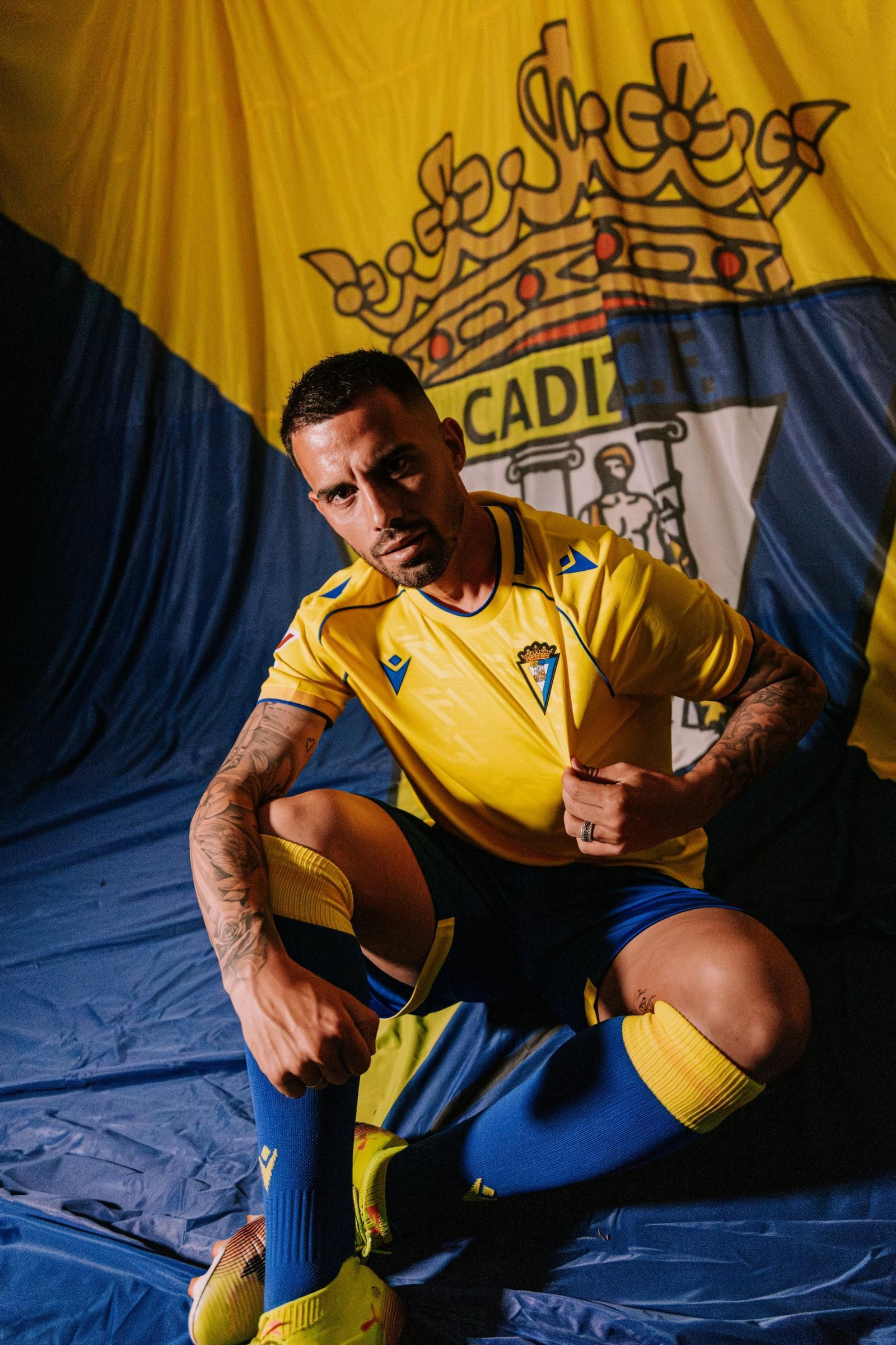 Suso posa sobre la bandera y con la camiseta del Cádiz. Suso posa sobre la bandera y con la camiseta del Cádiz.