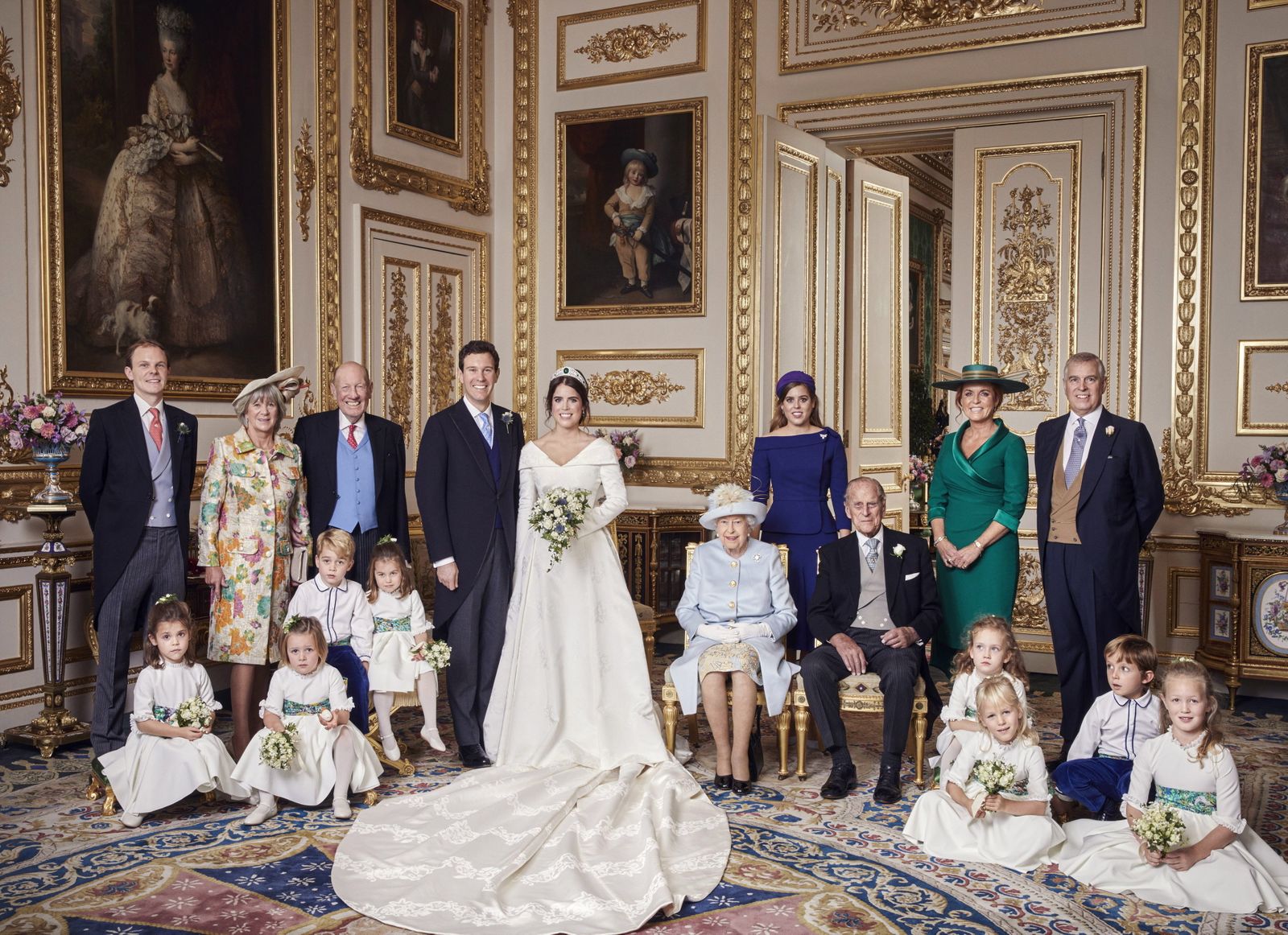 La familia al completo, incluida Isabel II, en una de las fotografías oficiales de la boda de Eugenia de York.
