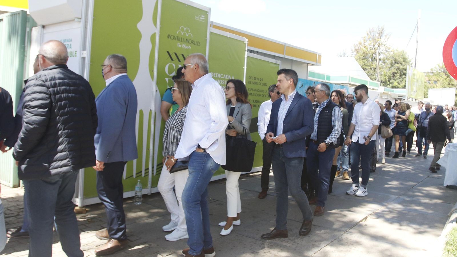 Colas a la puerta de la Cata del Vino.