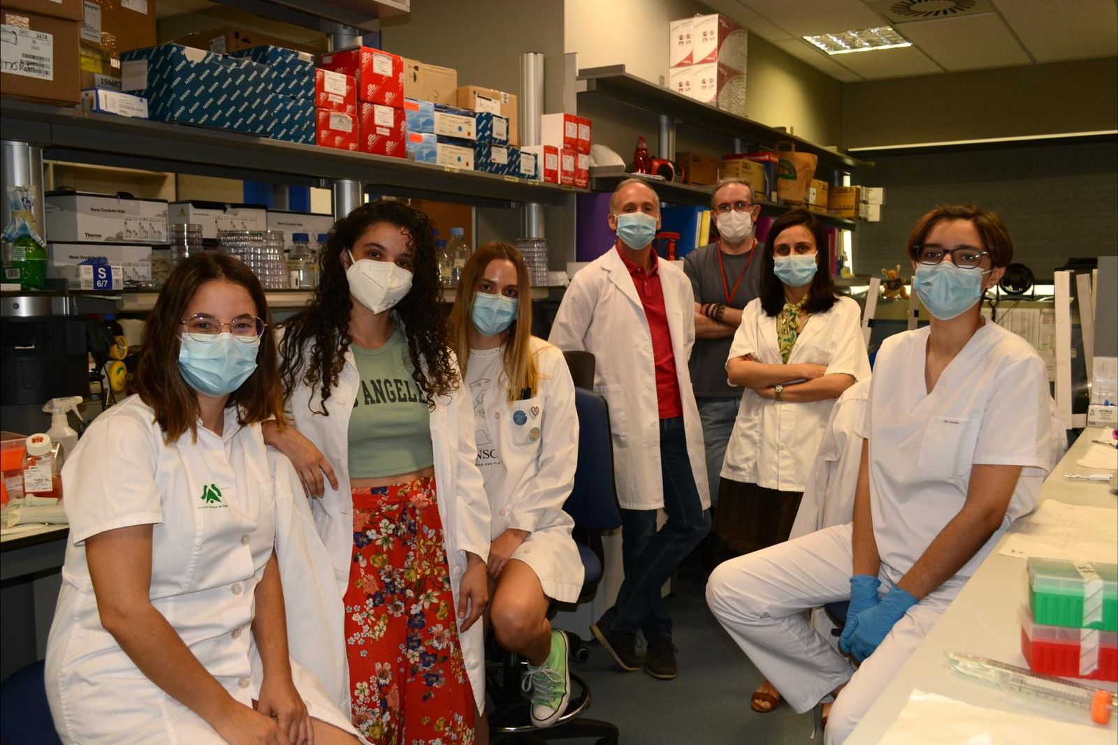 Investigadores del grupo 'Biología Molecular del Cáncer' del IBiS en el laboratorio.