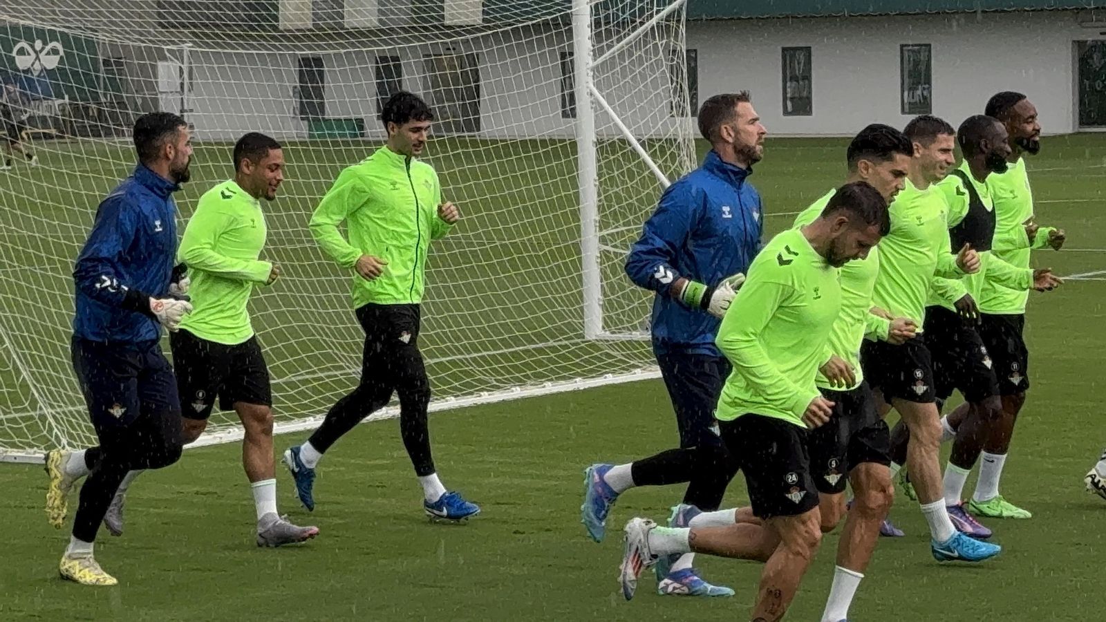 Los jugadores del Real Betis en el primer entrenamiento de la semana