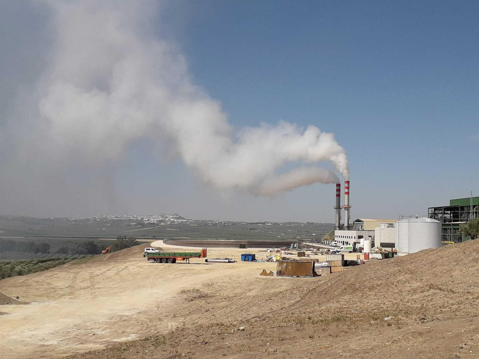Planta de Oleícola El Tejar, con Montilla al fondo.