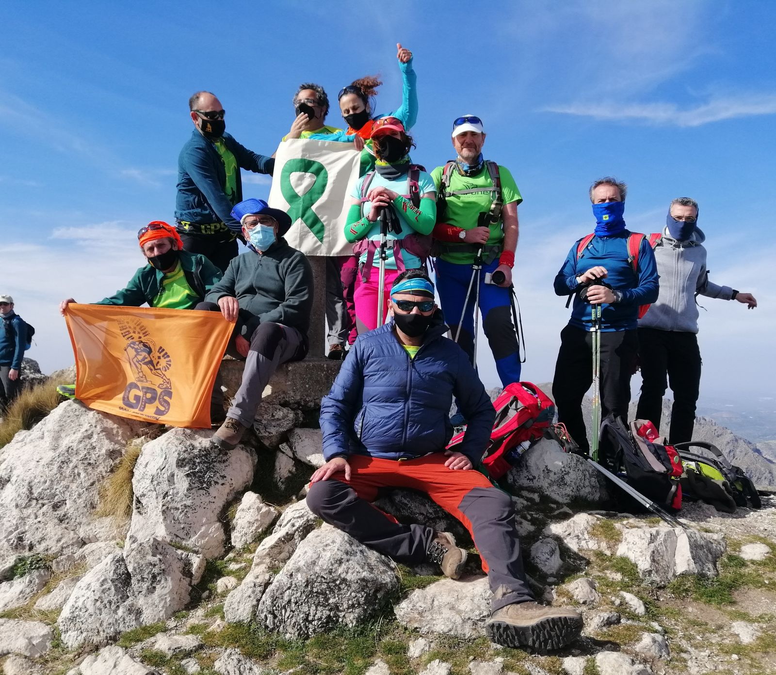 Foto de familia del Grupo Parabeño de Senderismo, en el pico de La Tiñosa.