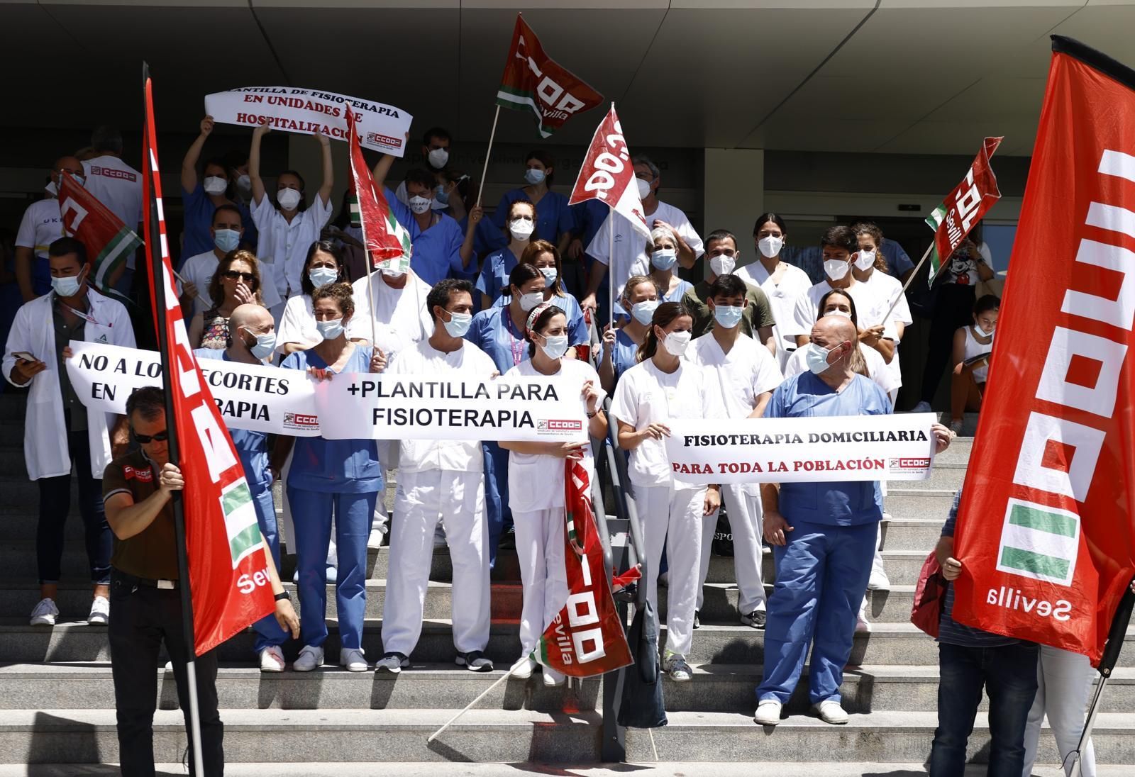 Los fisioterapeutas del SAS protestan a las puertas del Macarena.