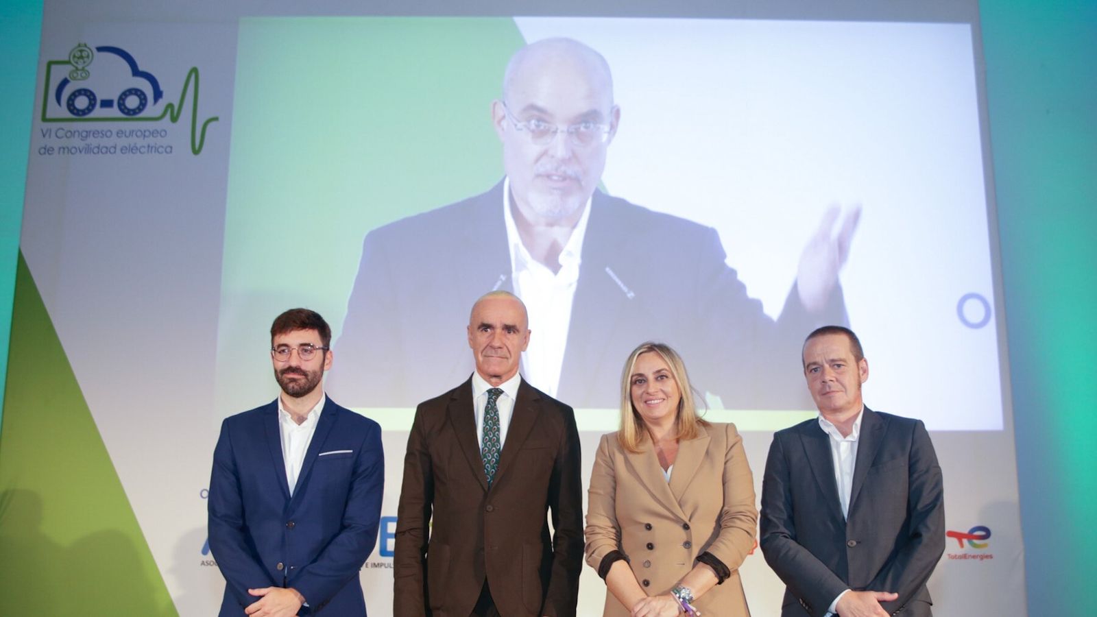 Joan Groizard (IDAE), el alcalde Antonio Muñoz, la consejera Marifrán Carazo y Adriano Mones (AEDIVE) en la inauguración del Congreso Europeo de Movilidad Eléctrica en Sevilla.
