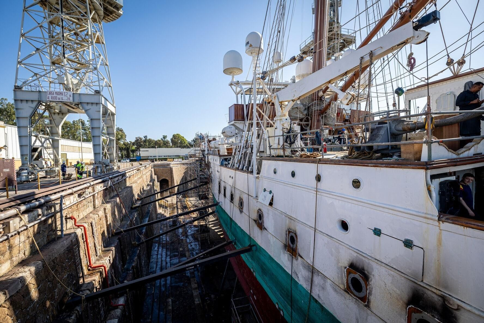 Armada: Las imágenes del 'Juan Sebastián de Elcano' de obras en Navantia San Fernando
