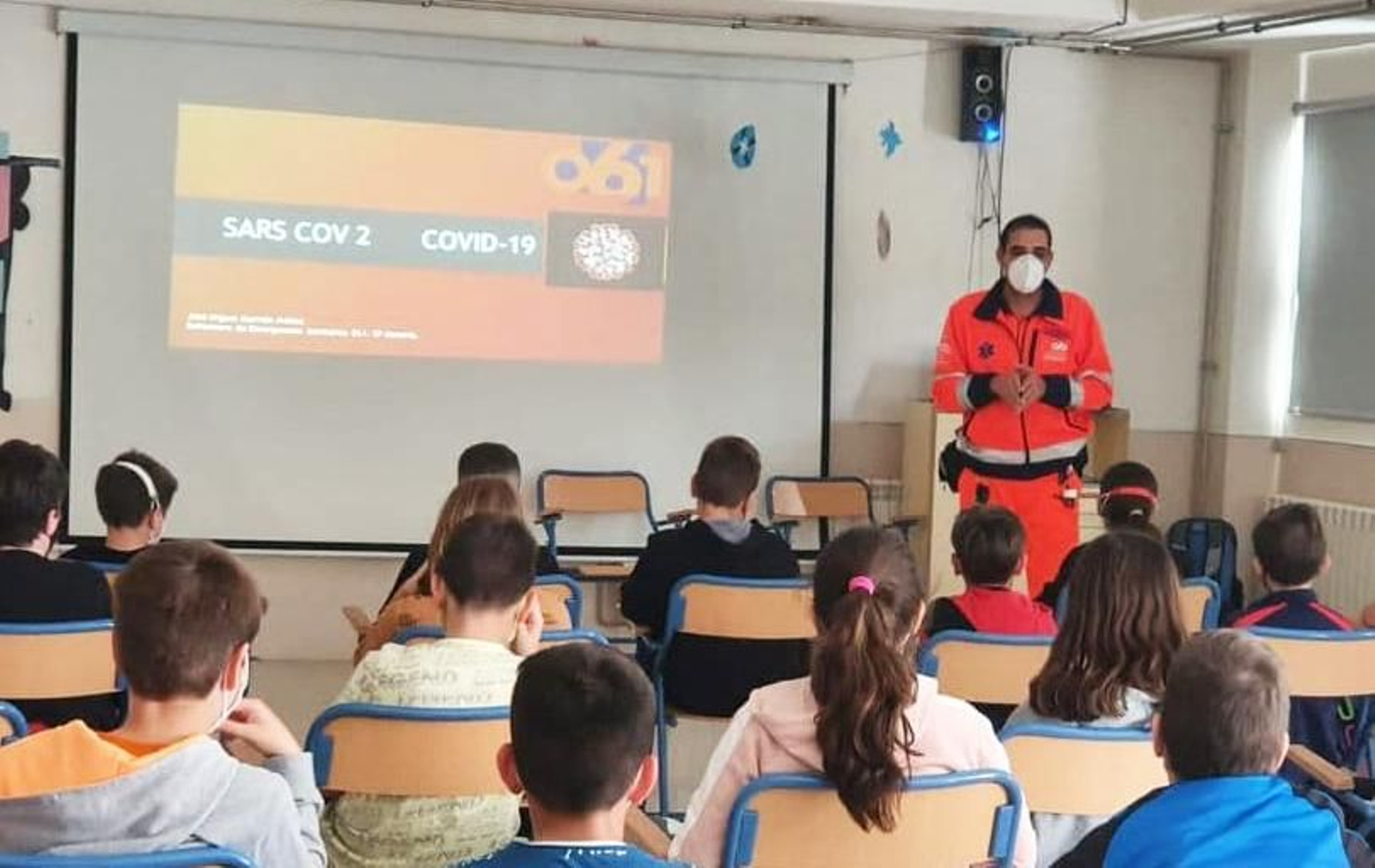 El 061 resuelve dudas sobre la COVID-19 a alumnos del CEIP Clara Campoamor de Huércal