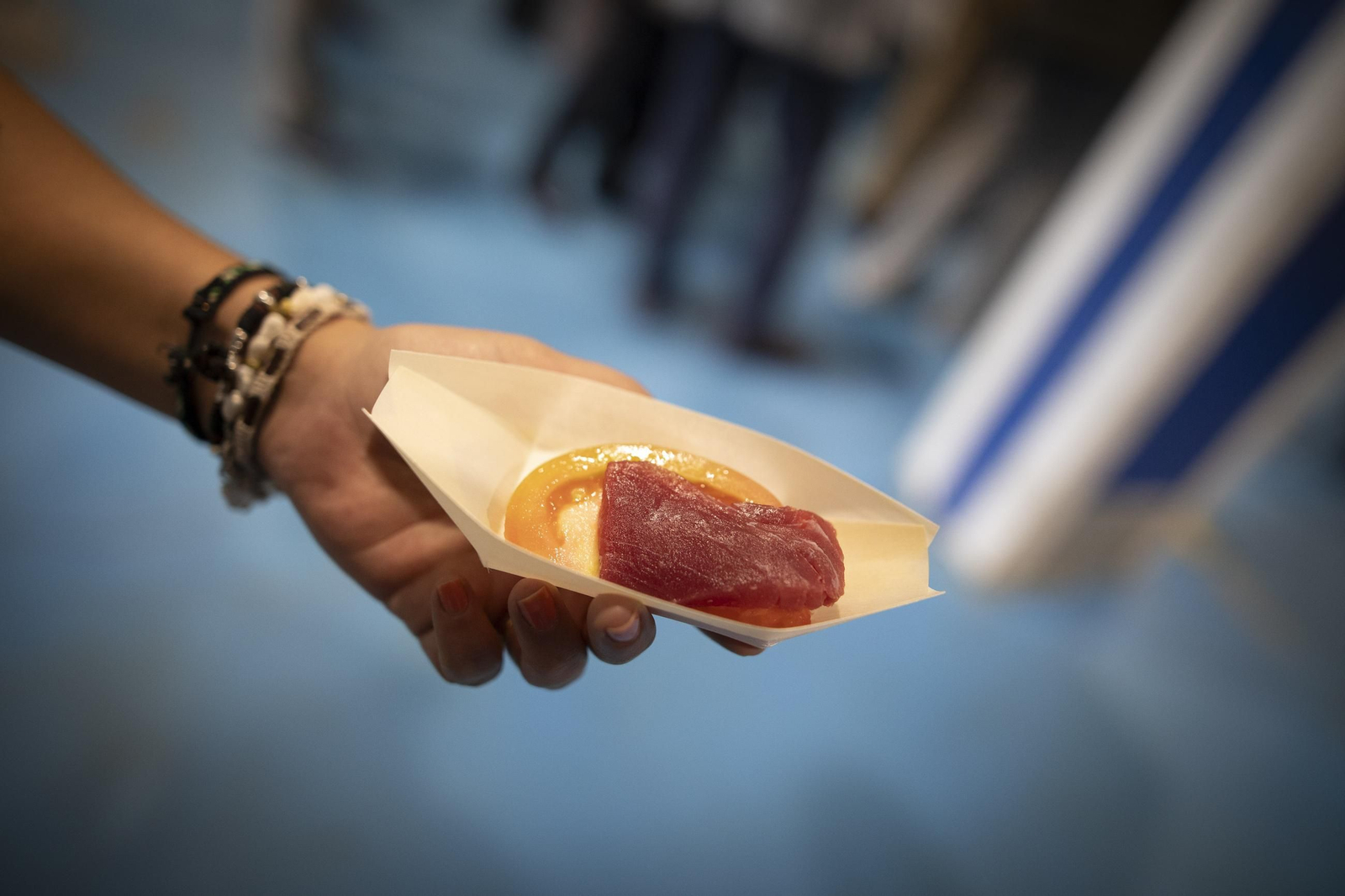 Venir, ver y comprar: las imágenes del ronqueo del atún en Granada