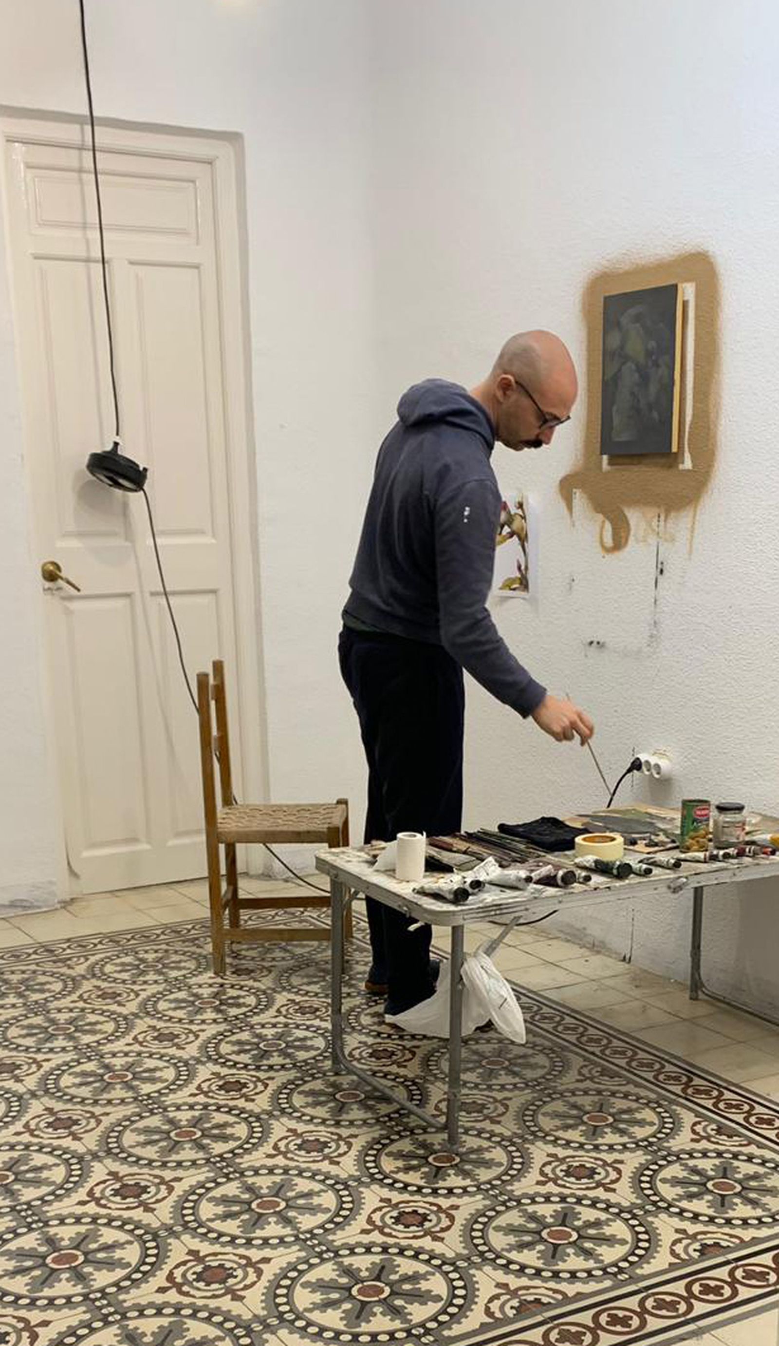 El artista pintando en su estudio.