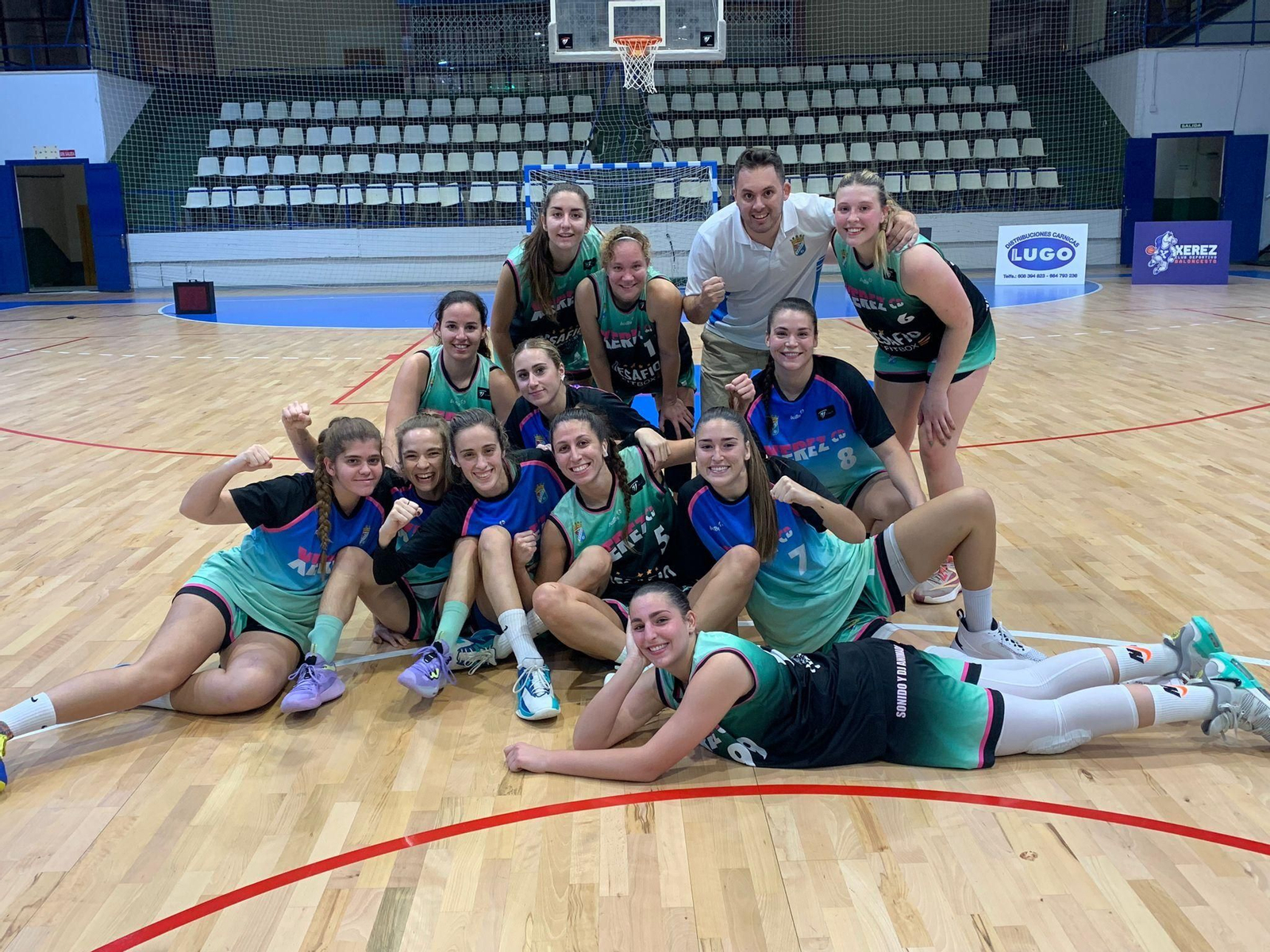 El Baloncesto Xerez femenino celebra su triunfo ante Unicaja en el Ruiz-Mateos.
