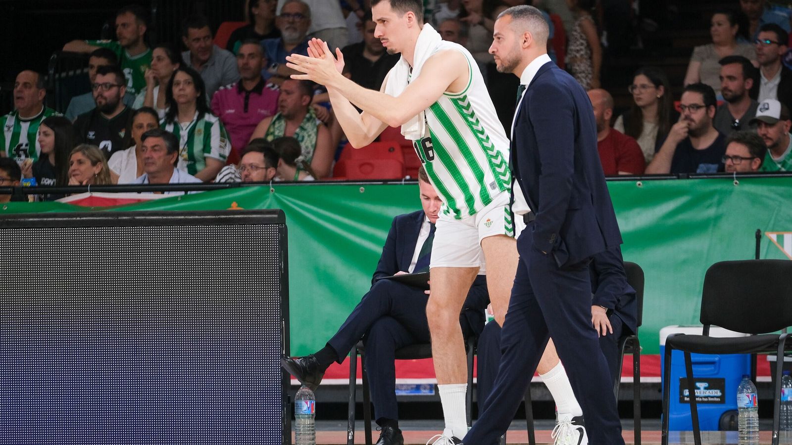 Dedovic aplaude a sus compañeros junto a Bruno Savignani.