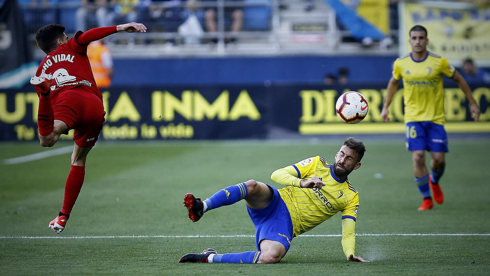 Partido de fútbol entre  Cádiz C.F. y C.A. Osasuna