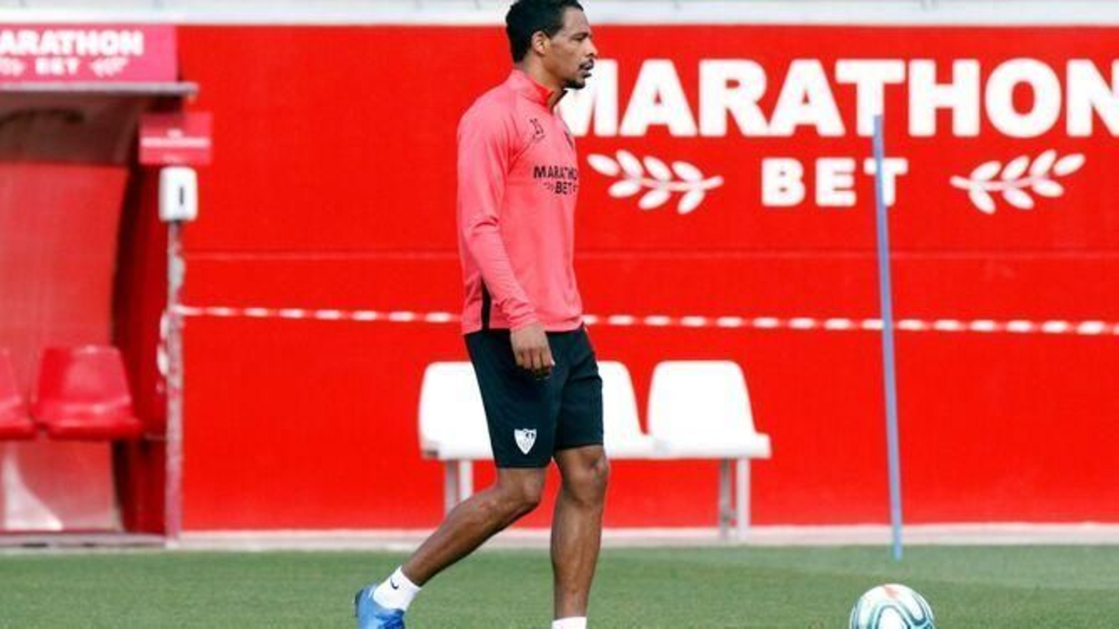 Fernando, antes de que el Sevilla retirara la publicidad en las vallas de la ciudad deportiva.
