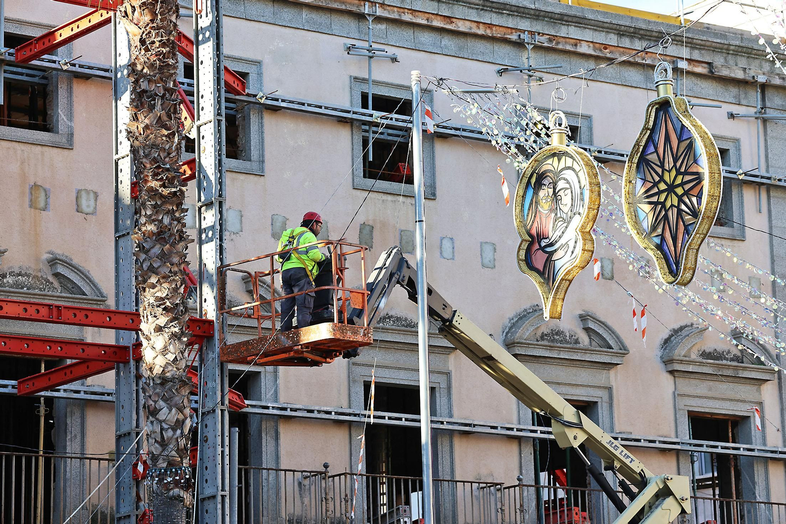 Imágenes de los trabajos para hormigonar y retirar estructuras metálicas del antiguo edificio de Hacienda