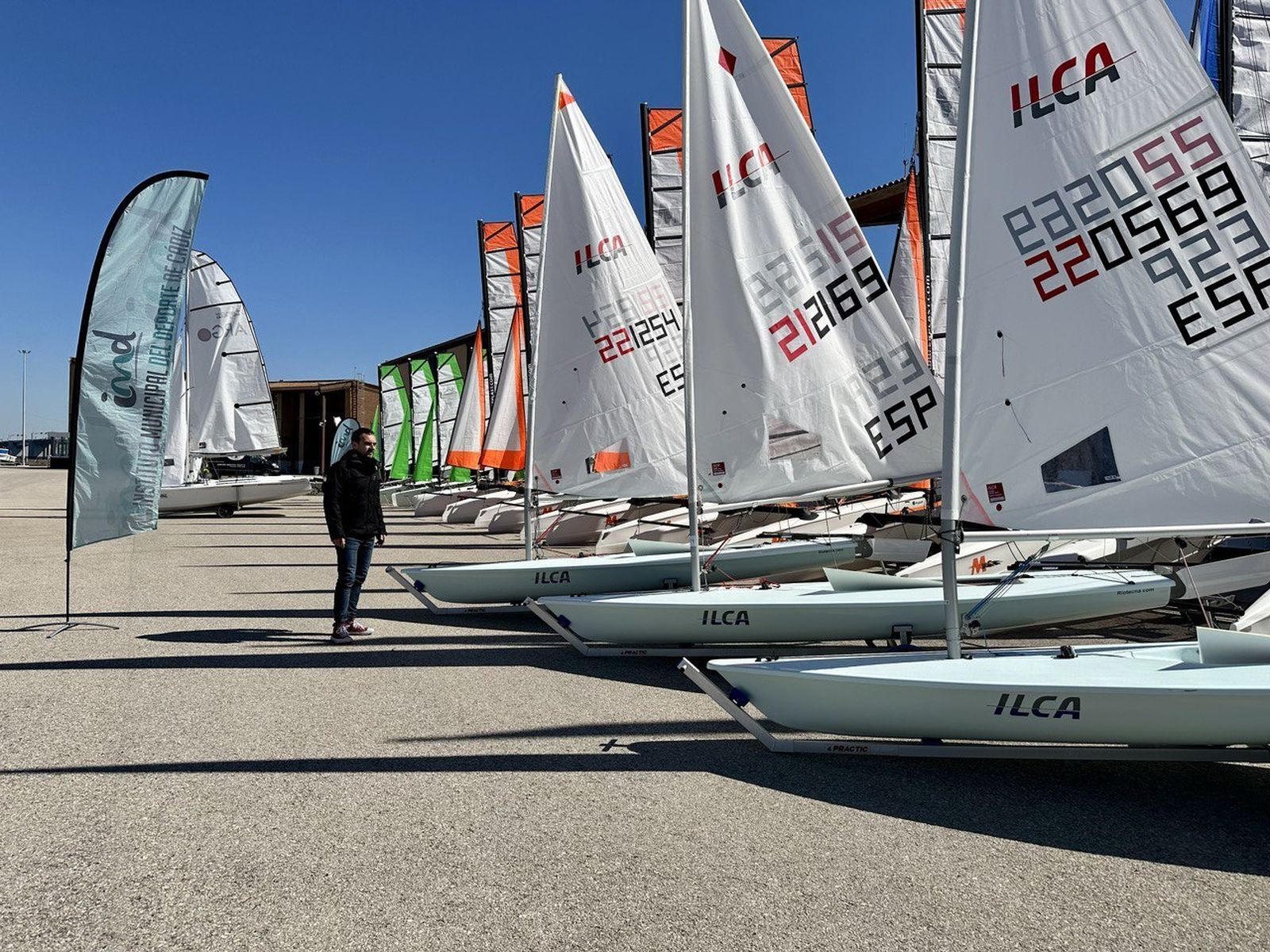 El concejal de Deportes, José Ramón Páez, revisa las nuevas embarcaciones.