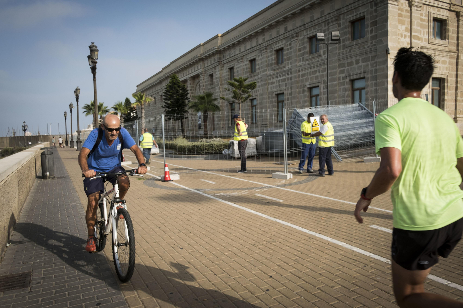 El carril bici, por la trasera de la Cárcel Real.
