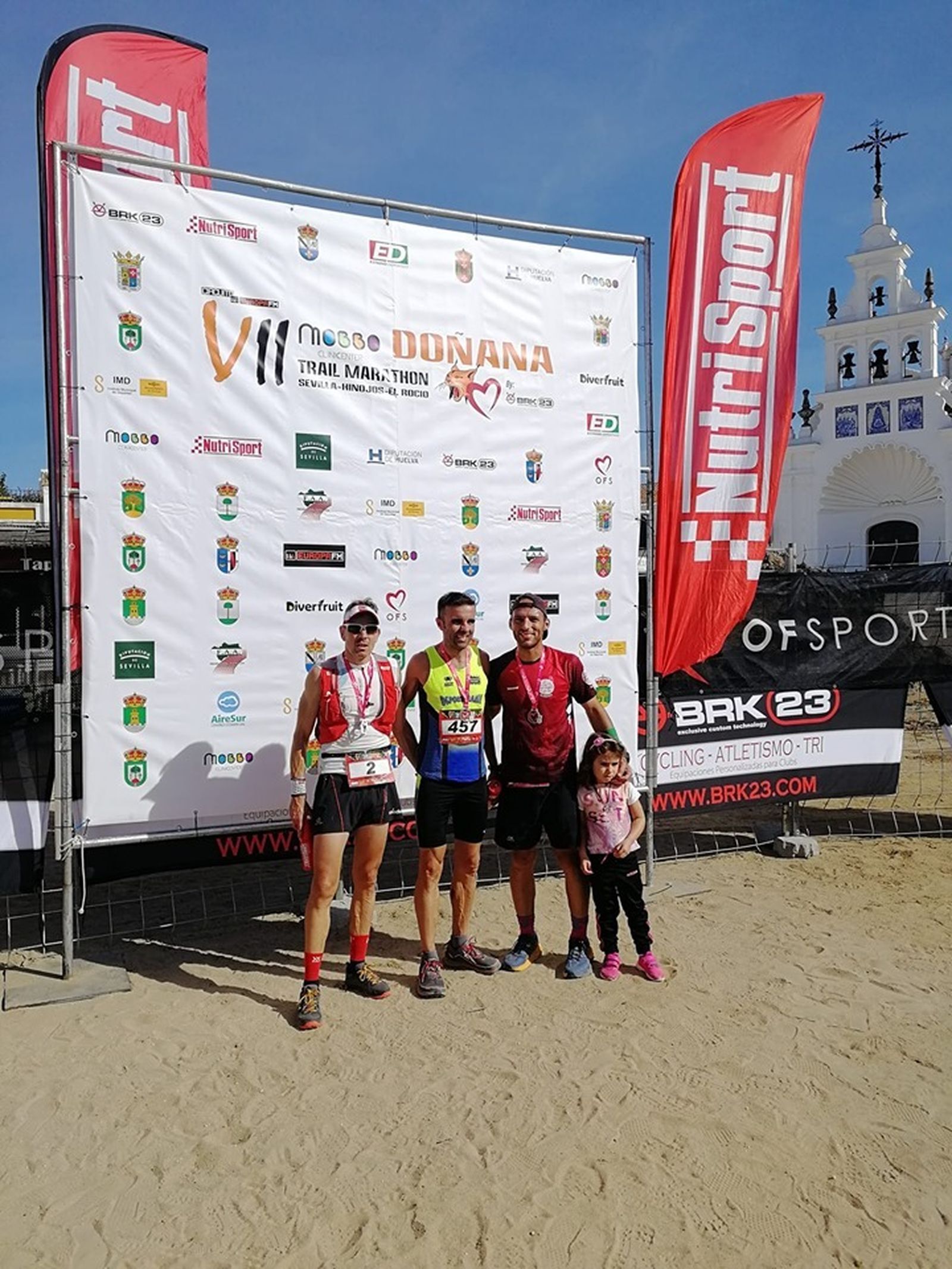 Podio masculino de esta séptima edición, con salida en Sevilla y meta en El Rocío.