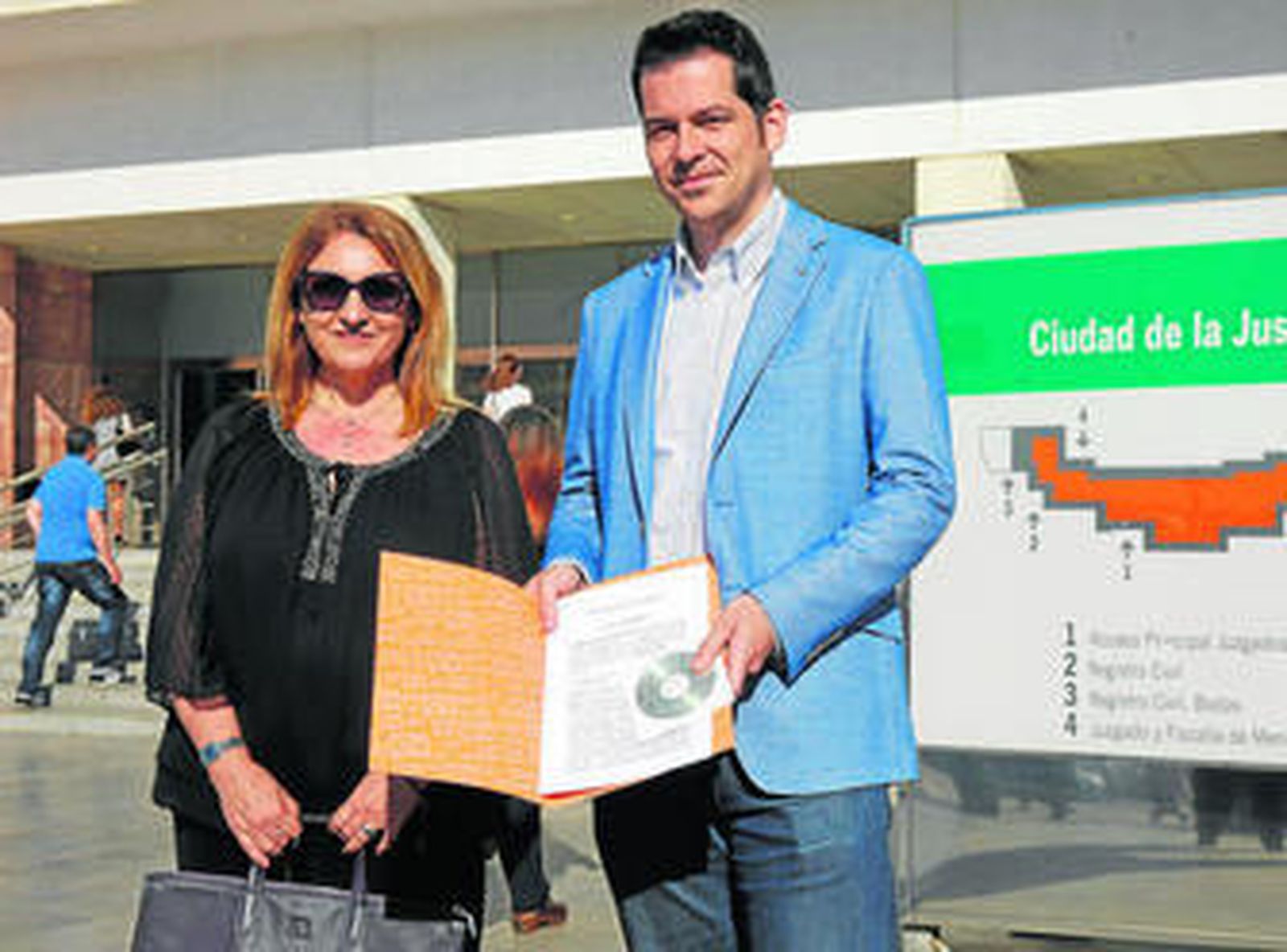 Alejandro Carballo, acompañado por Marisa Valero, ayer, ante la sede de la Ciudad de la Justicia.