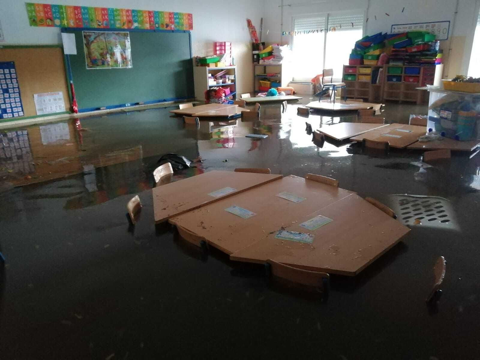Interior de uno de los centros escolares afectados por las inundaciones.