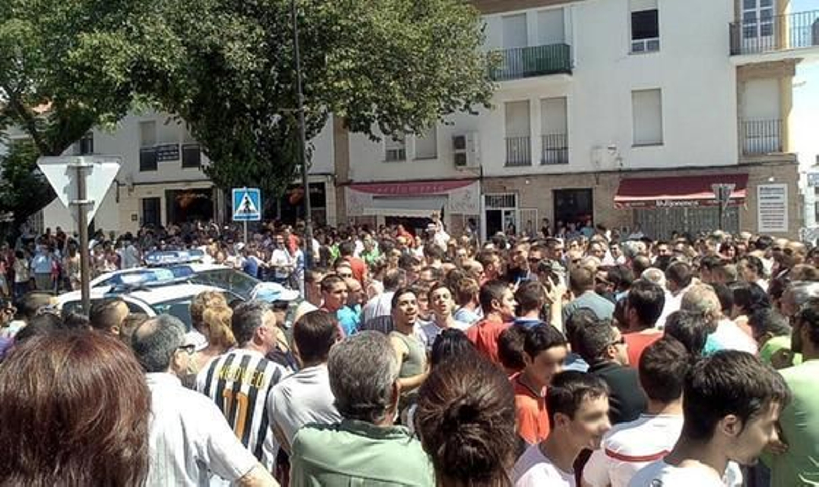 Concentración de los vecinos de Estepa contra los robos. / D.S.