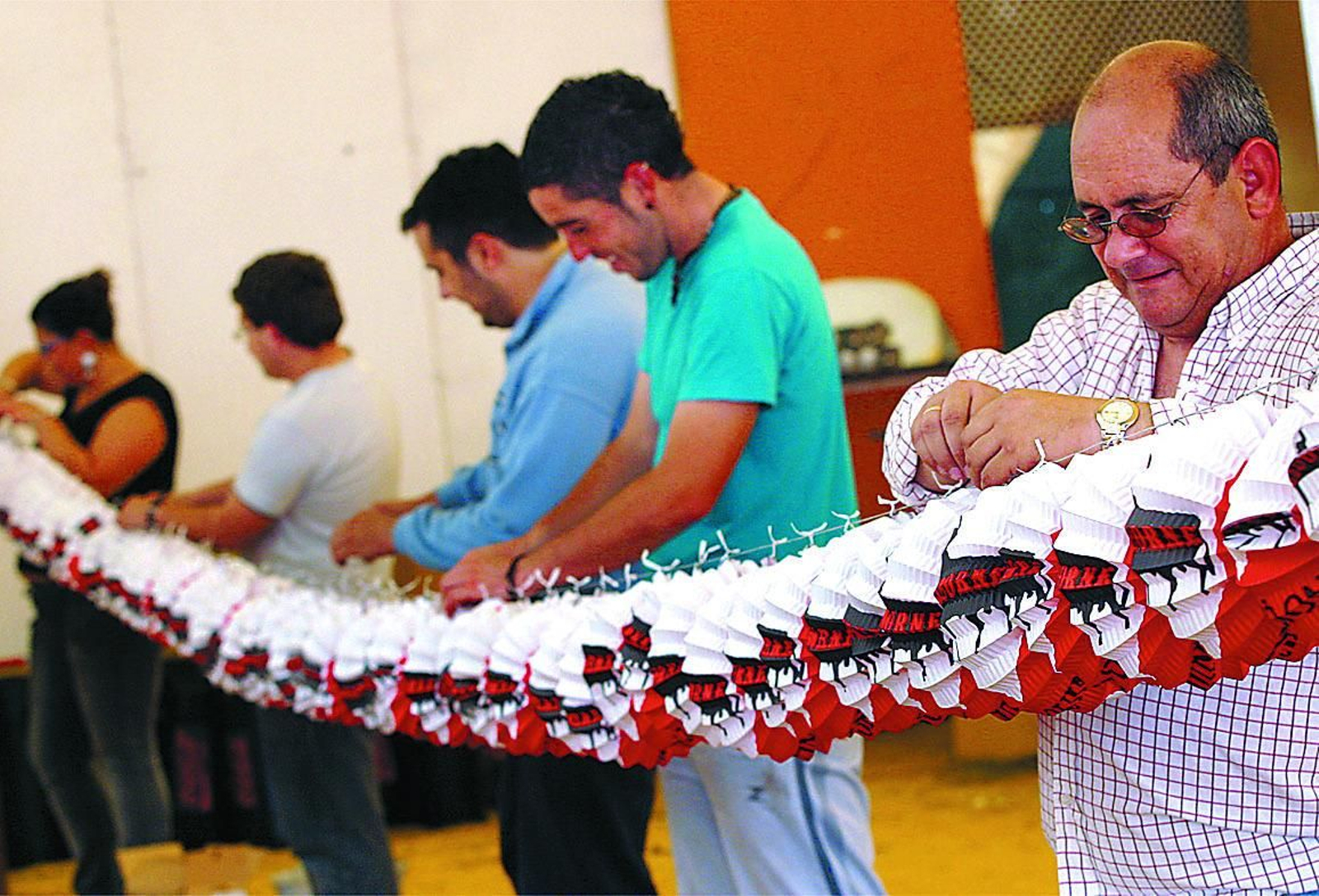 Tareas de montaje en una caseta, en el año 2007.