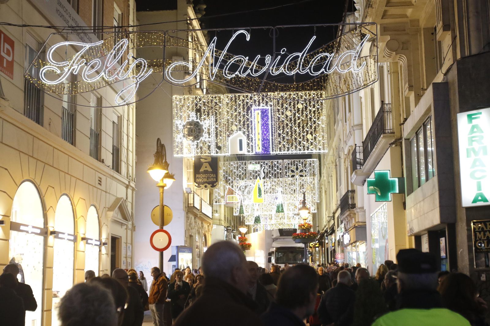 Varias personas observan el alumbrado navideño del año pasado.