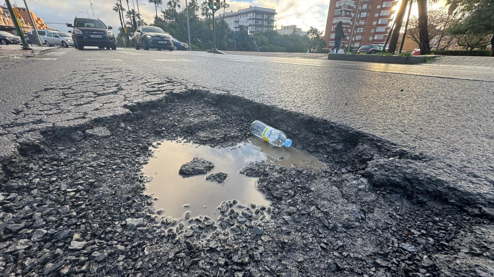 El socavón en la Avenida de Andalucía, esta mañana.