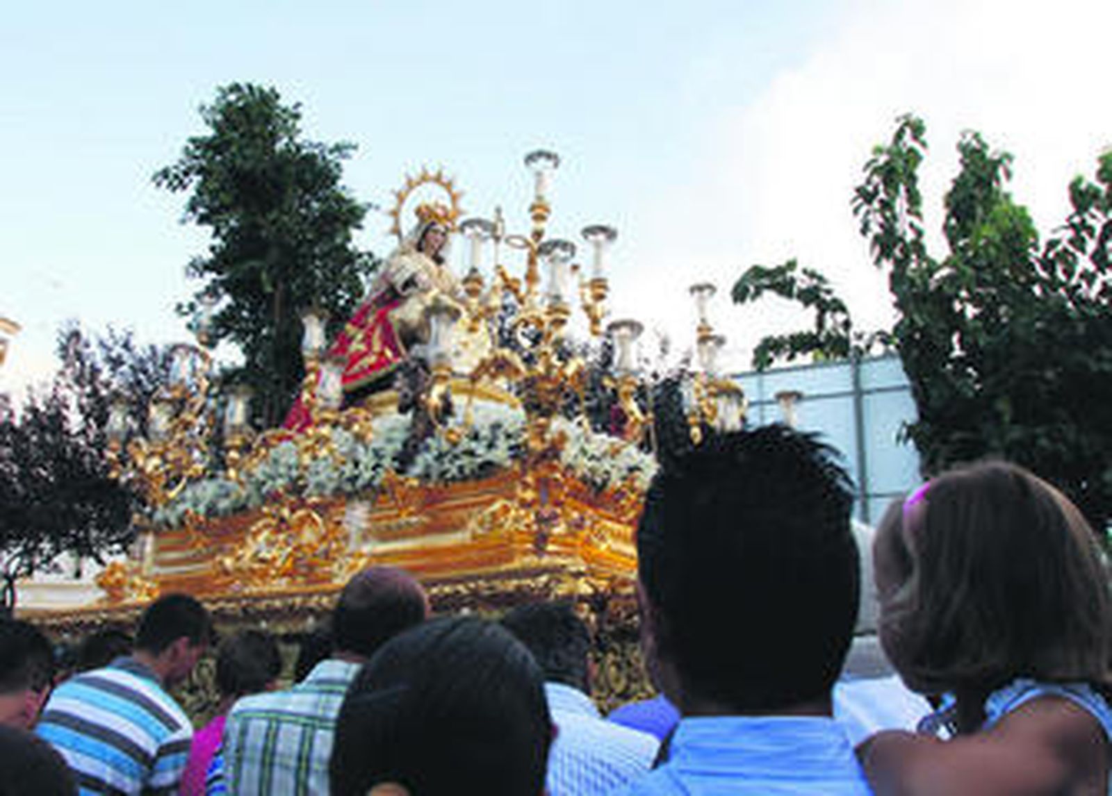 1. La imagen de la Divina Pastora, sobre su paso, recorre la plaza colindante a la parroquia tras su salir del templo, en la tarde de ayer. 2. Los niños estuvieron muy presentes en el cortejo que acompañó a la Virgen: pequeñas pastorcitas y costaleros procesionaron con la Pastora.