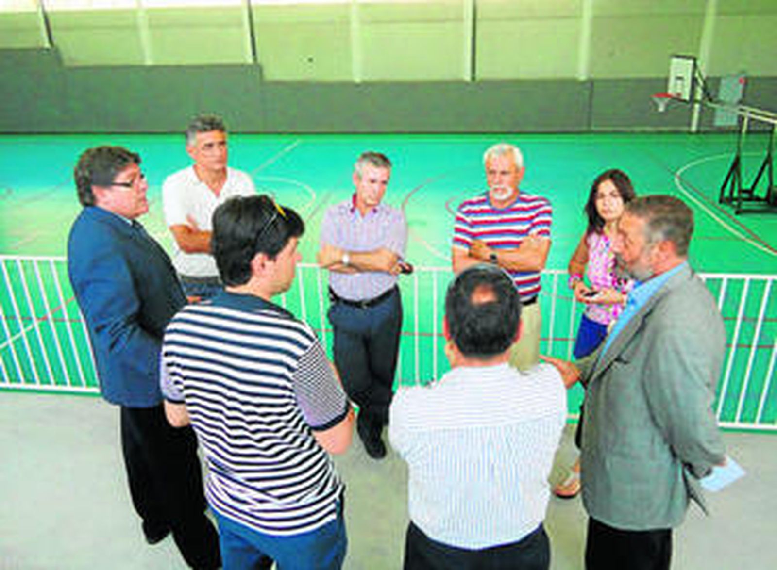 El alcalde de Albox junto con el interventor de la Diputación y la edil de Urbanismo durante la visita.