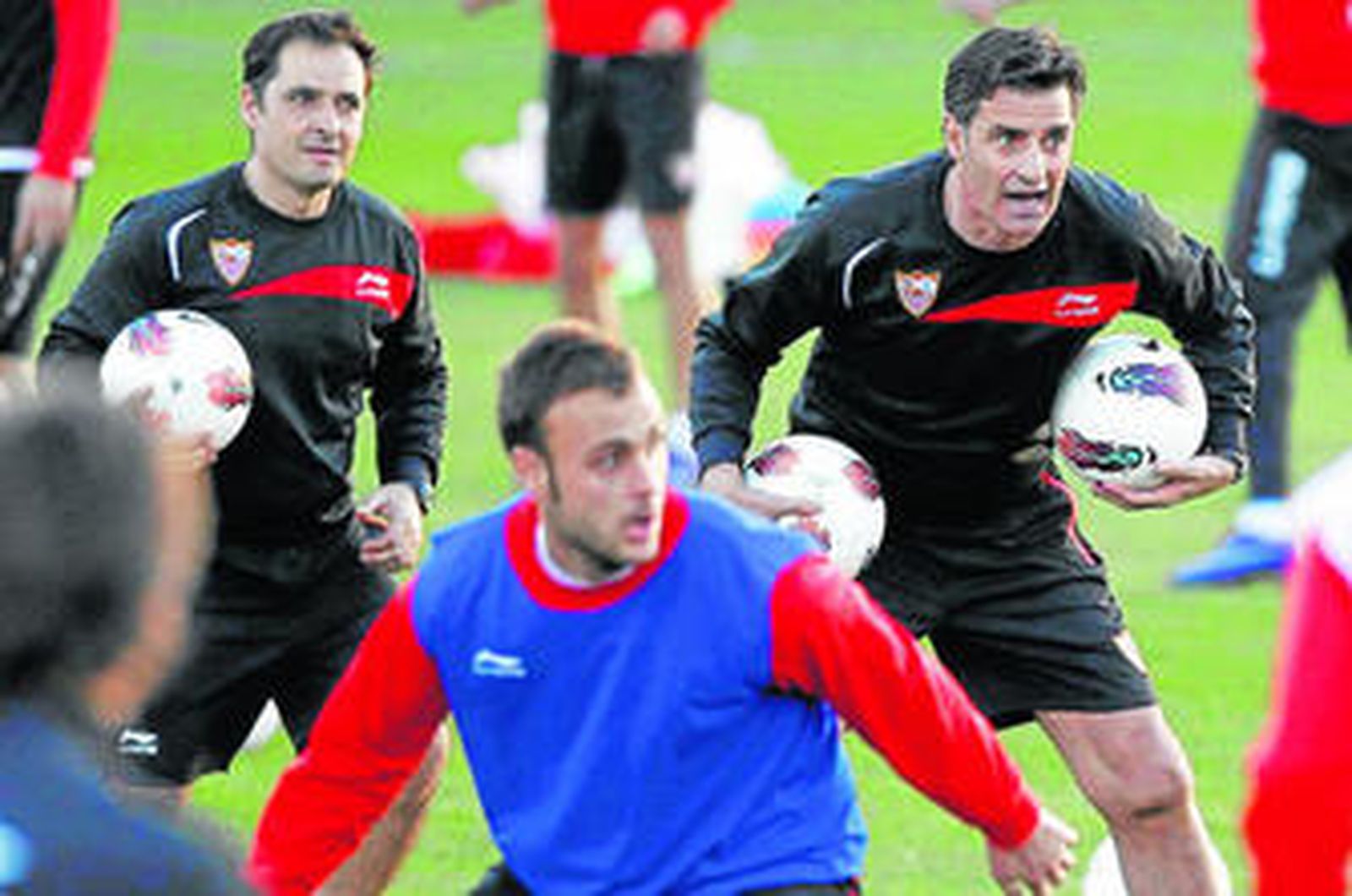 Míchel, entre su preparador físico, José Vallejo, y Cala, anima a los jugadores en su primera sesión.