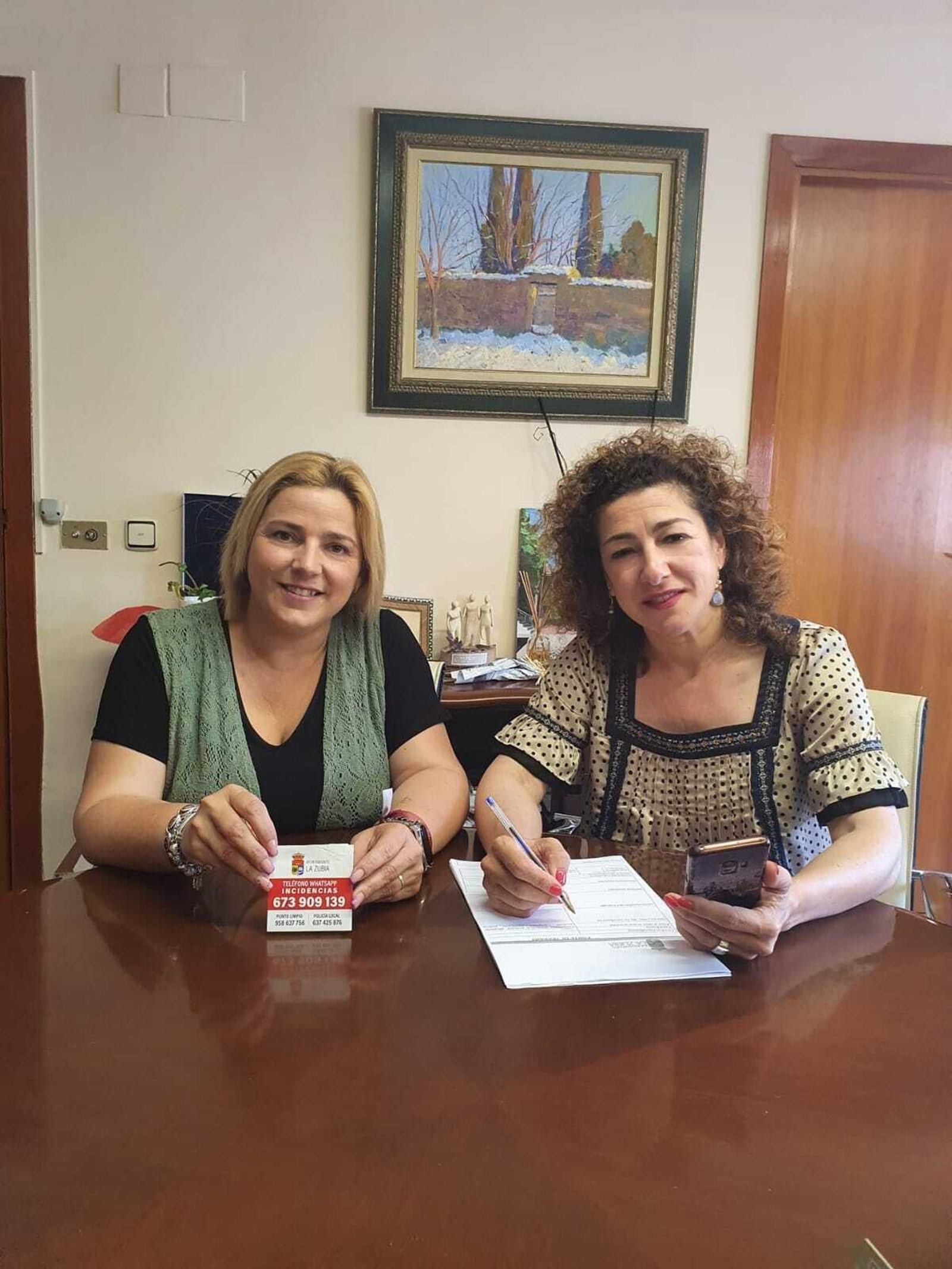 La alcaldesa de La Zubia y la concejala de Participación Ciudadana.