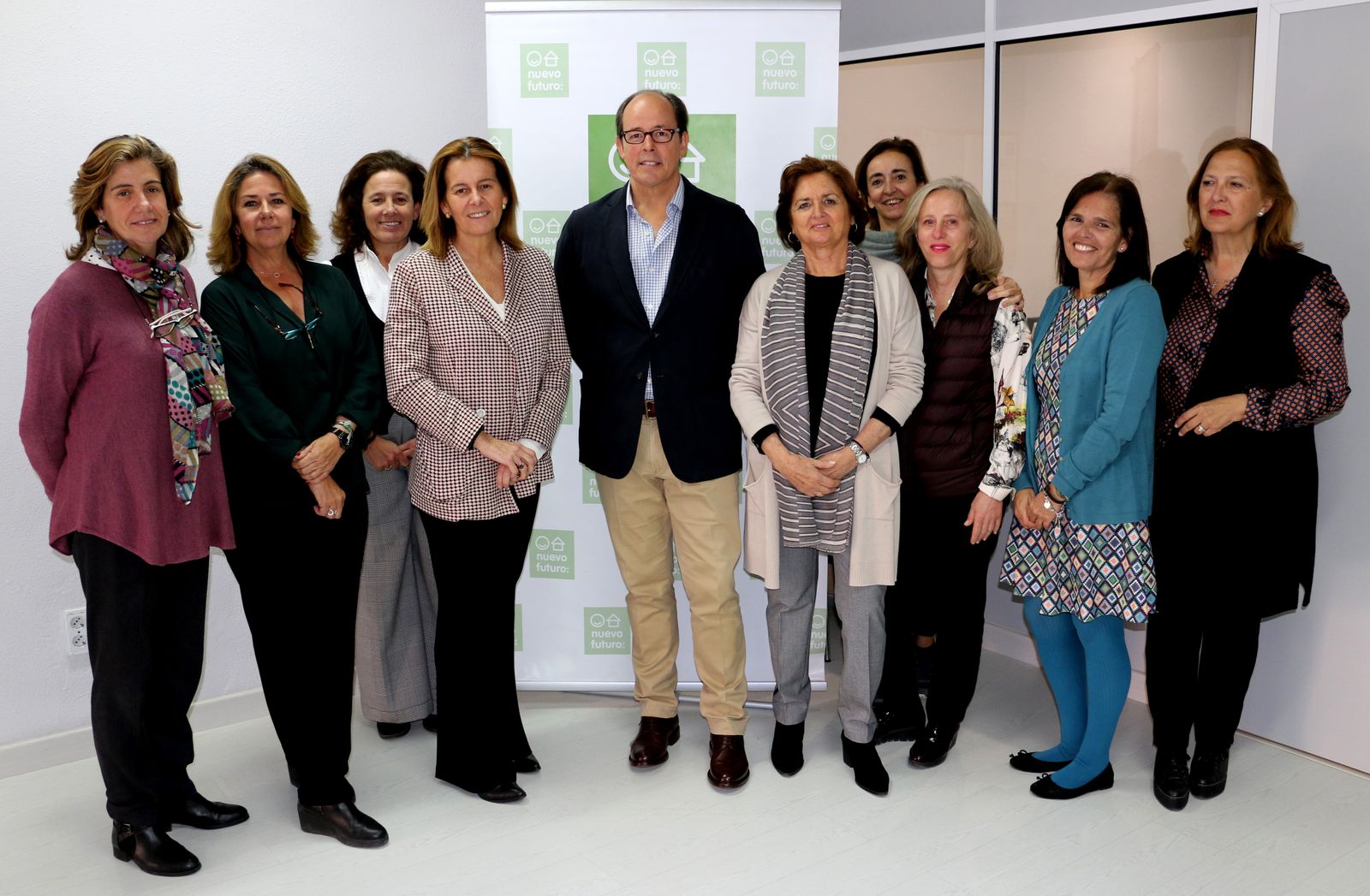 El pintor Beltrán Román con la presidenta de Nuevo Futuro Sevilla, Mónica Gutiérrez, y el Comité Directivo.