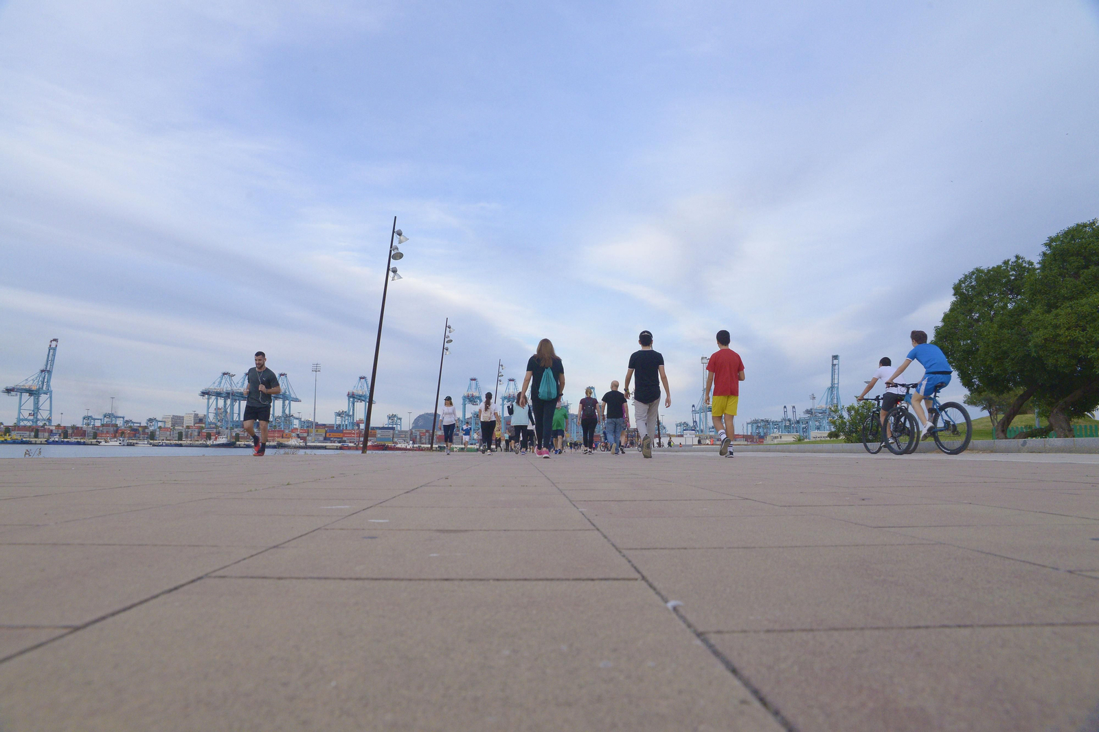 Fotos de gente corriendo por la tarde-noche en Algeciras