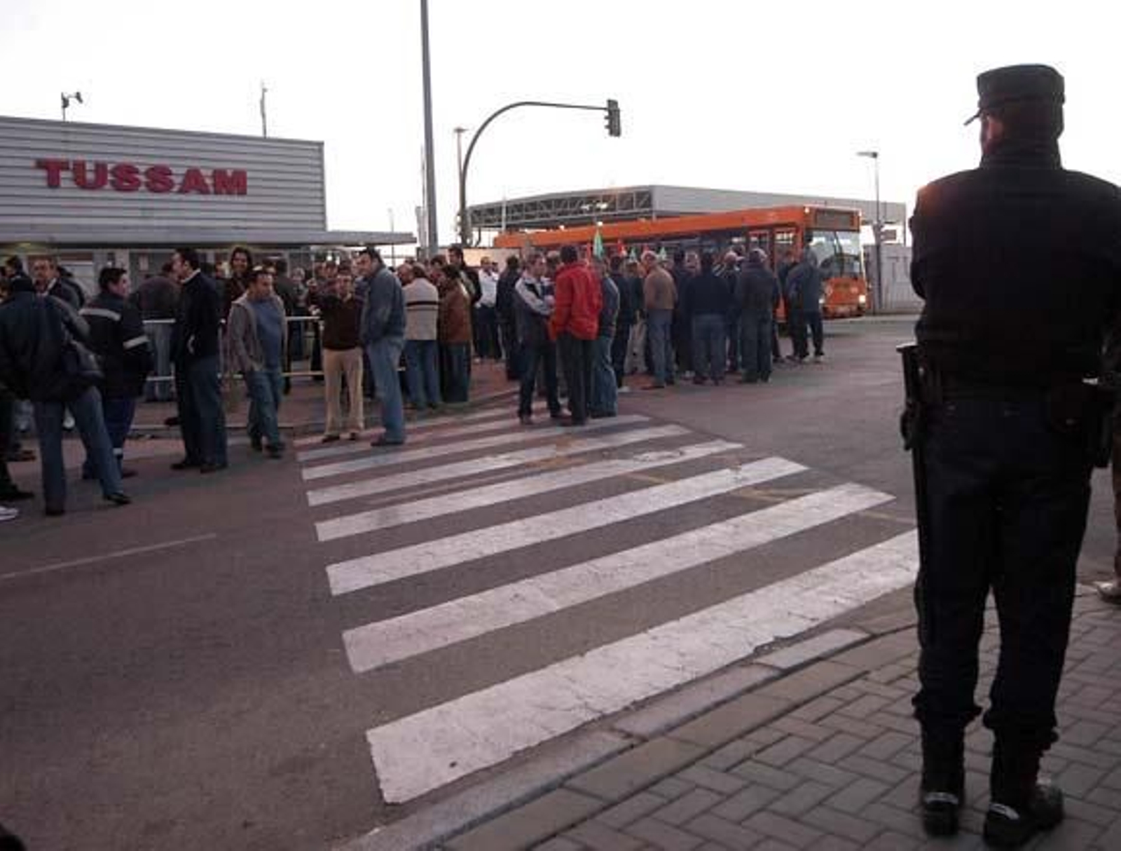 La jornada de paro de los autobuses urbanos transcurre sin incidentes