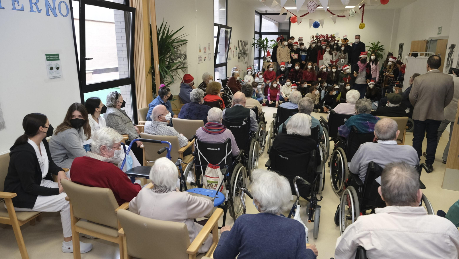 Escolares llenan de villancicos y felicitaciones navideñas las residencias de mayores