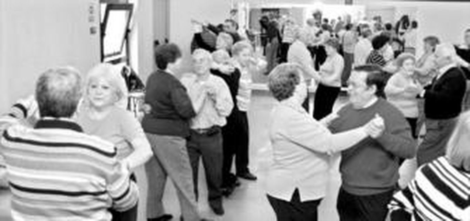 Un momento de las clases de baile para mayores que se imparten en el Centro Cívico de Santa Rosa.