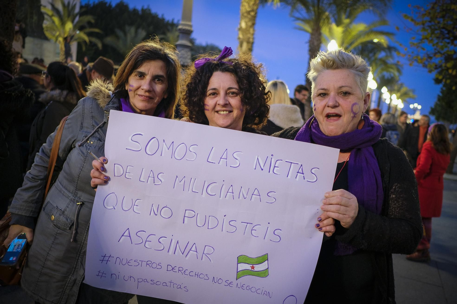 Concentración de colectivos feministas en la plaza de San Juan de Dios de Cádiz bajo el lema 'Ni un paso atrás'