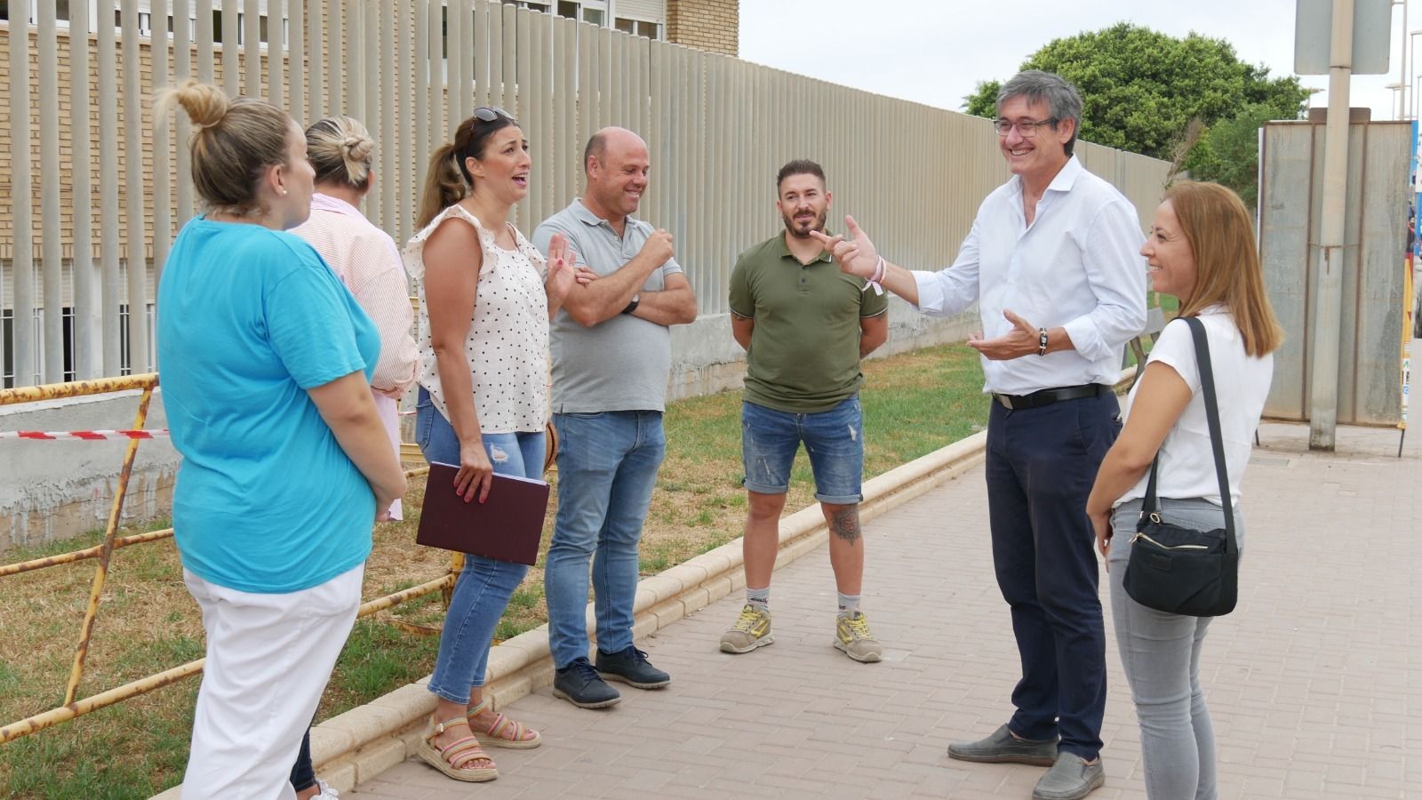 Visita del alcalde de Adra, Manuel Cortés, a los trabajos en el CEIP Mare Nostrum