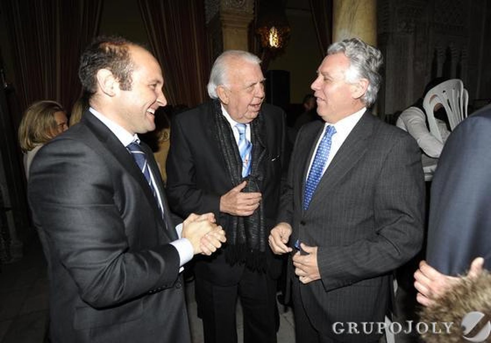 Juan José Ortiz, teniente de alcalde de Bicentenario, con Jesús Mancha y Francisco Menacho, consejero de Gobernación y Justicia de la Junta de Andalucía.

Foto: Joaquín Hernández Kiki