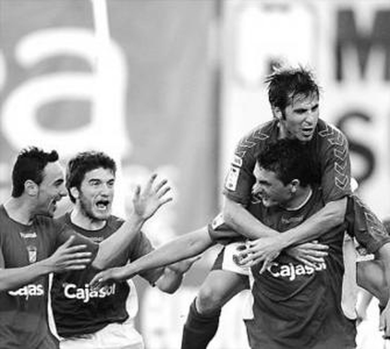 Viqueira celebra su gol con Mendoza a sus espaldas.