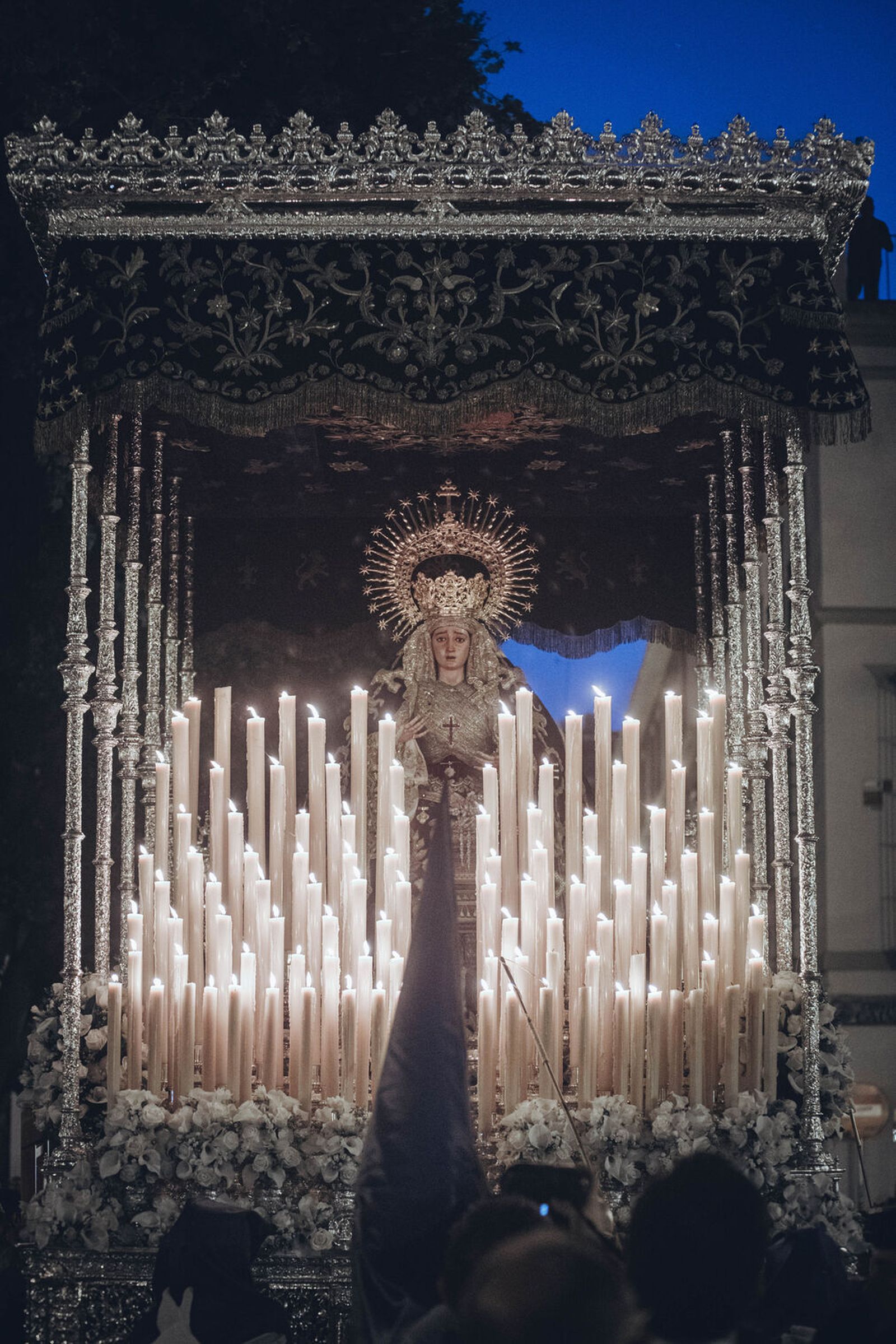 El extraordinario palio de la Virgen de Montserrat