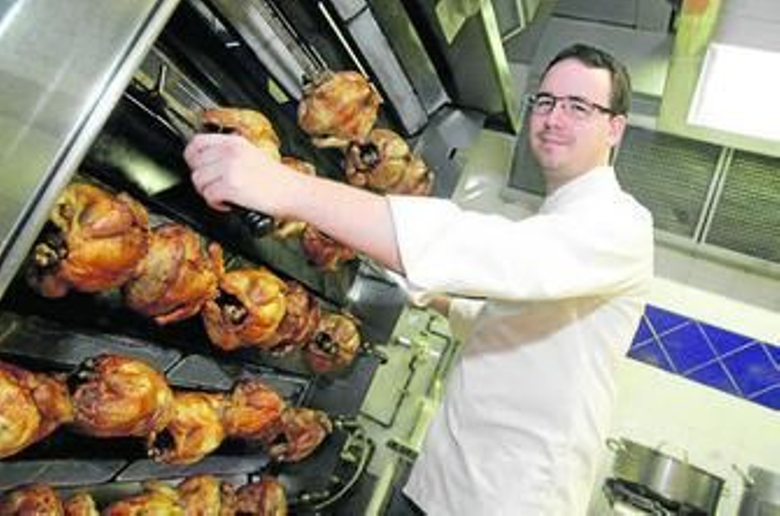 Morales posa en el asador de pollos del establecimiento de sus padres, El Asador de Nati, en el barrio de la Fuensanta.