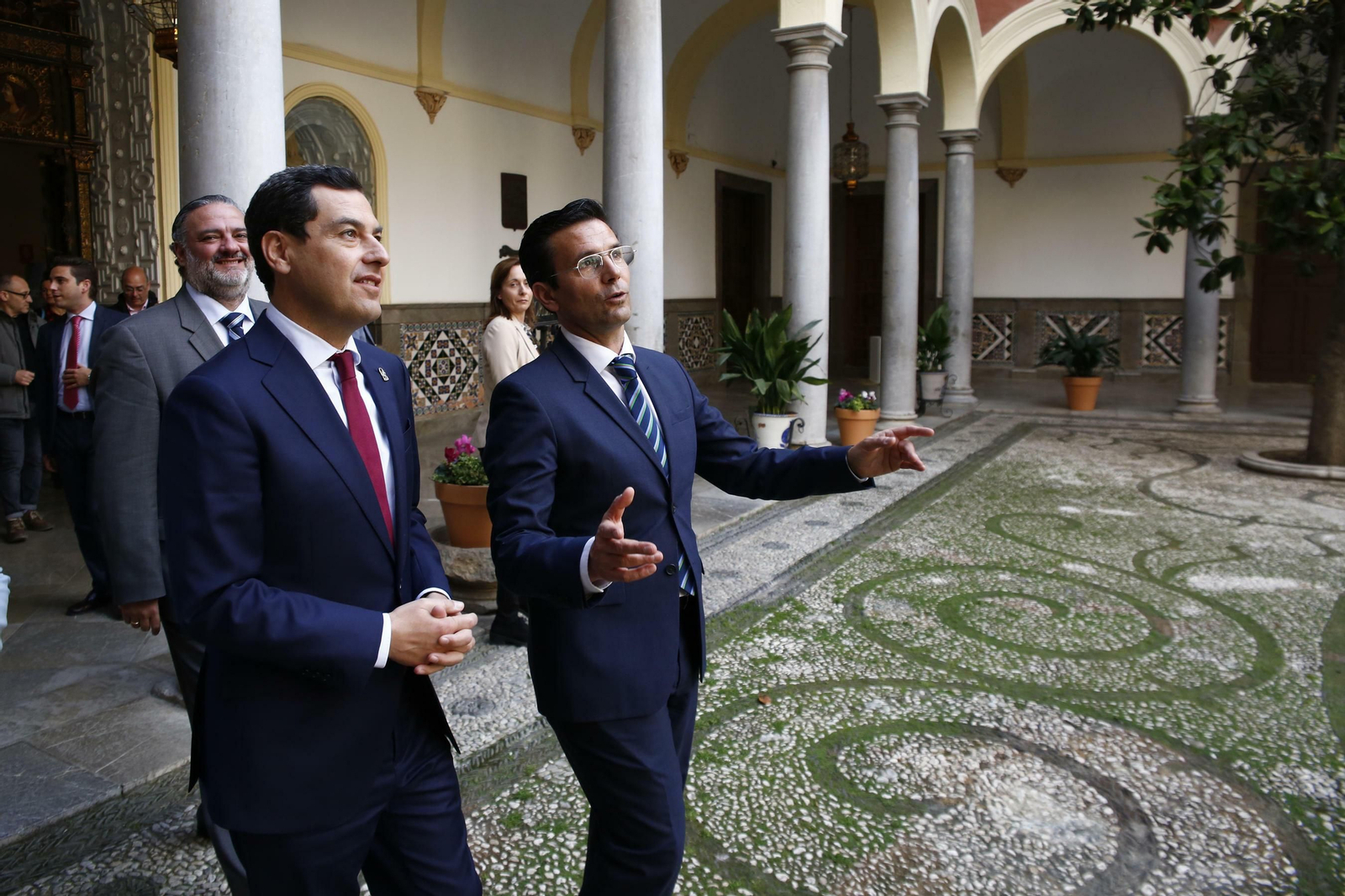 Francisco Cuenca enseña a Juanma Moreno el patio central del ayuntamiento de Granada.