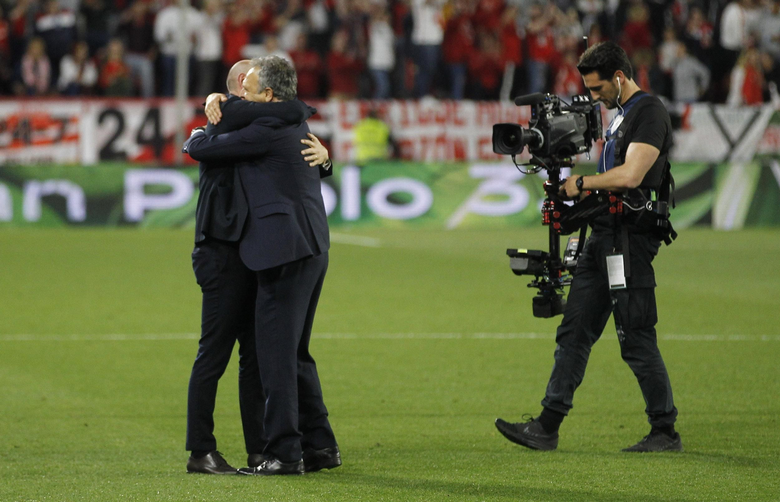 Caparrós y Monchi se abrazan tras finalizar el encuentro
