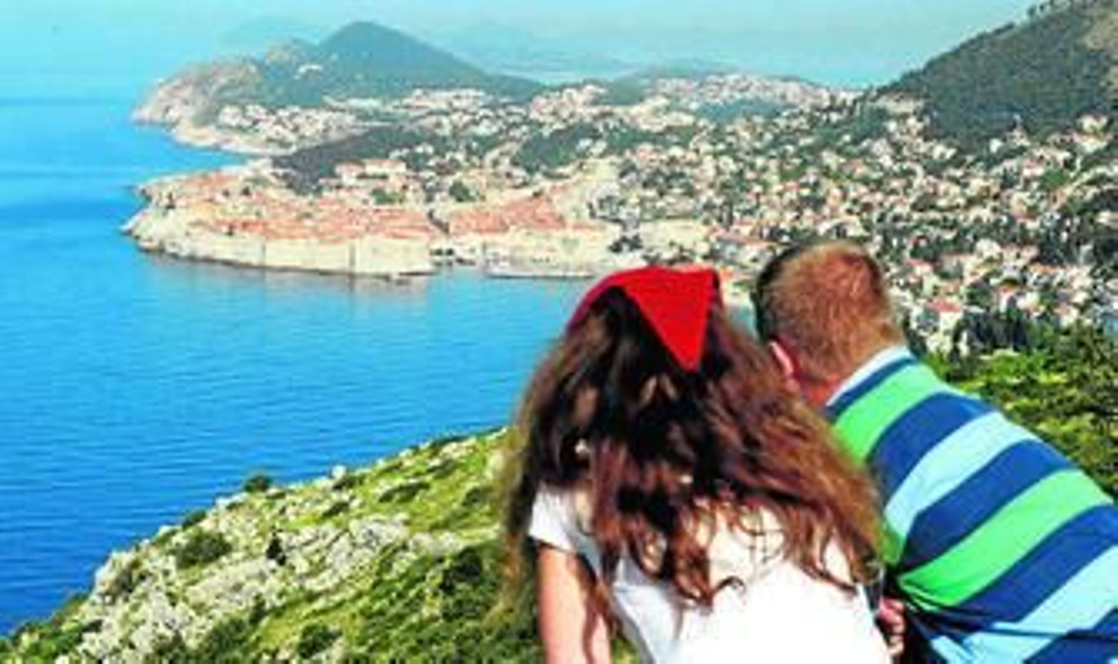 Dos turistas observan Dubrovnik desde un mirador.