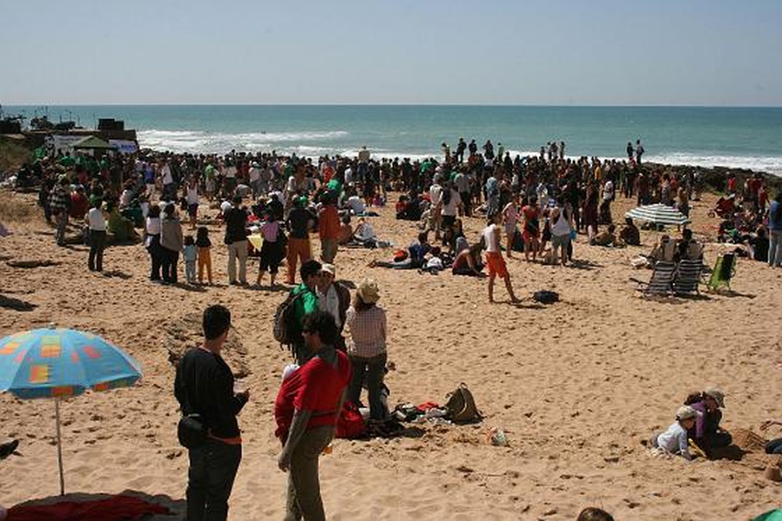 Unas 600 personas se concentran para protestar contra el macroproyecto hotelero en El Palmar. 

Foto: Manuel Aragon Pina