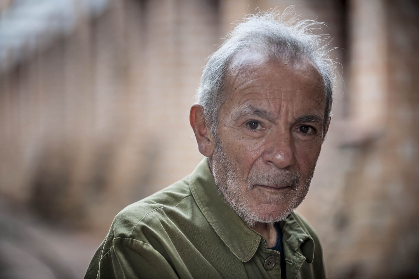 José Luis Gómez posa para Héctor Garrido en el exterior del Instituto Superior de Arte, de la Universidad de las Artes de La Habana, durante su estancia esta semana. Abajo, con los estudiantes.