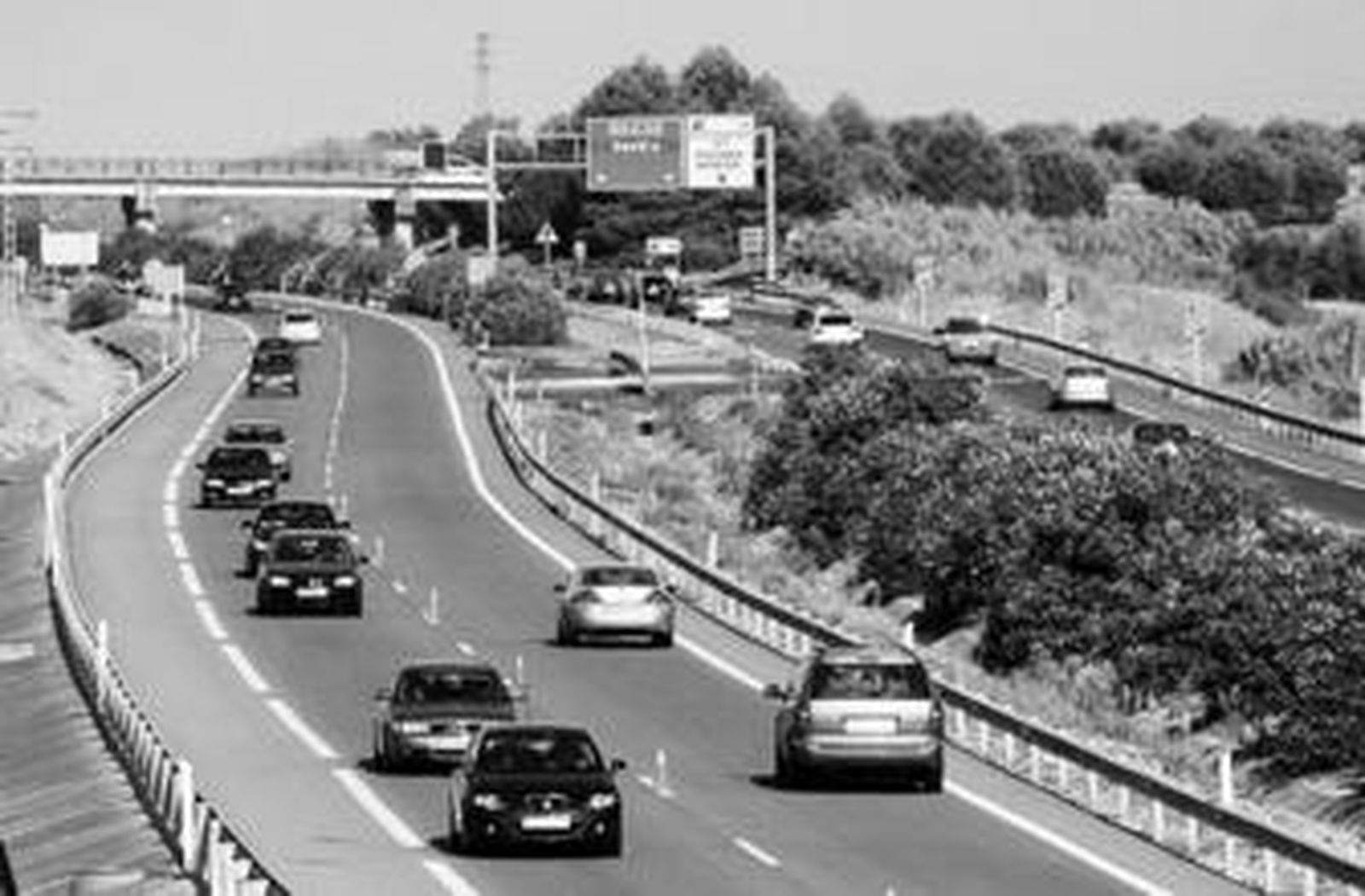 Circulación de vehículos por el tercer carril provisional de la A-49.